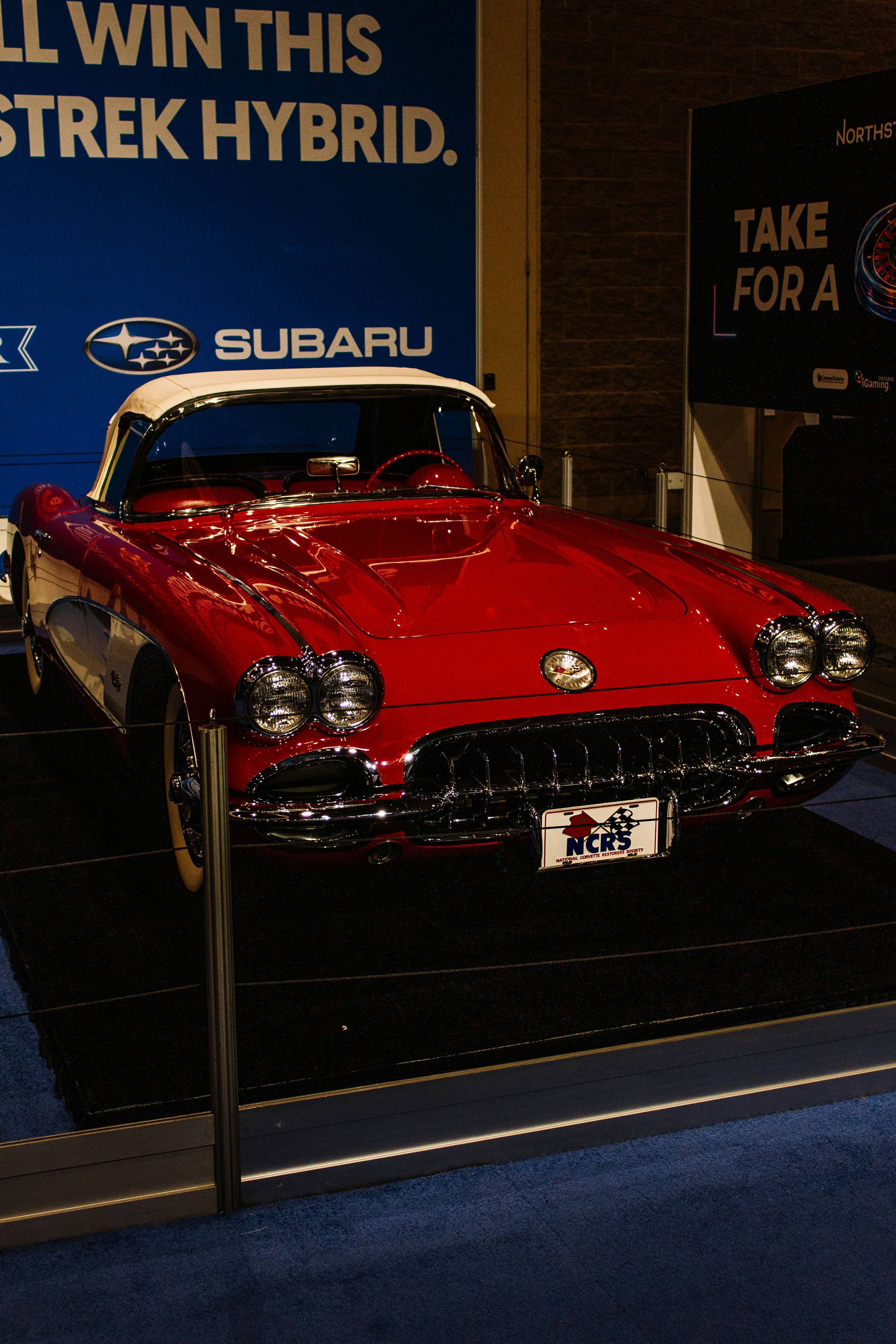 Ein klassisches rotes Chevrolet Corvette Cabriolet ausgestellt