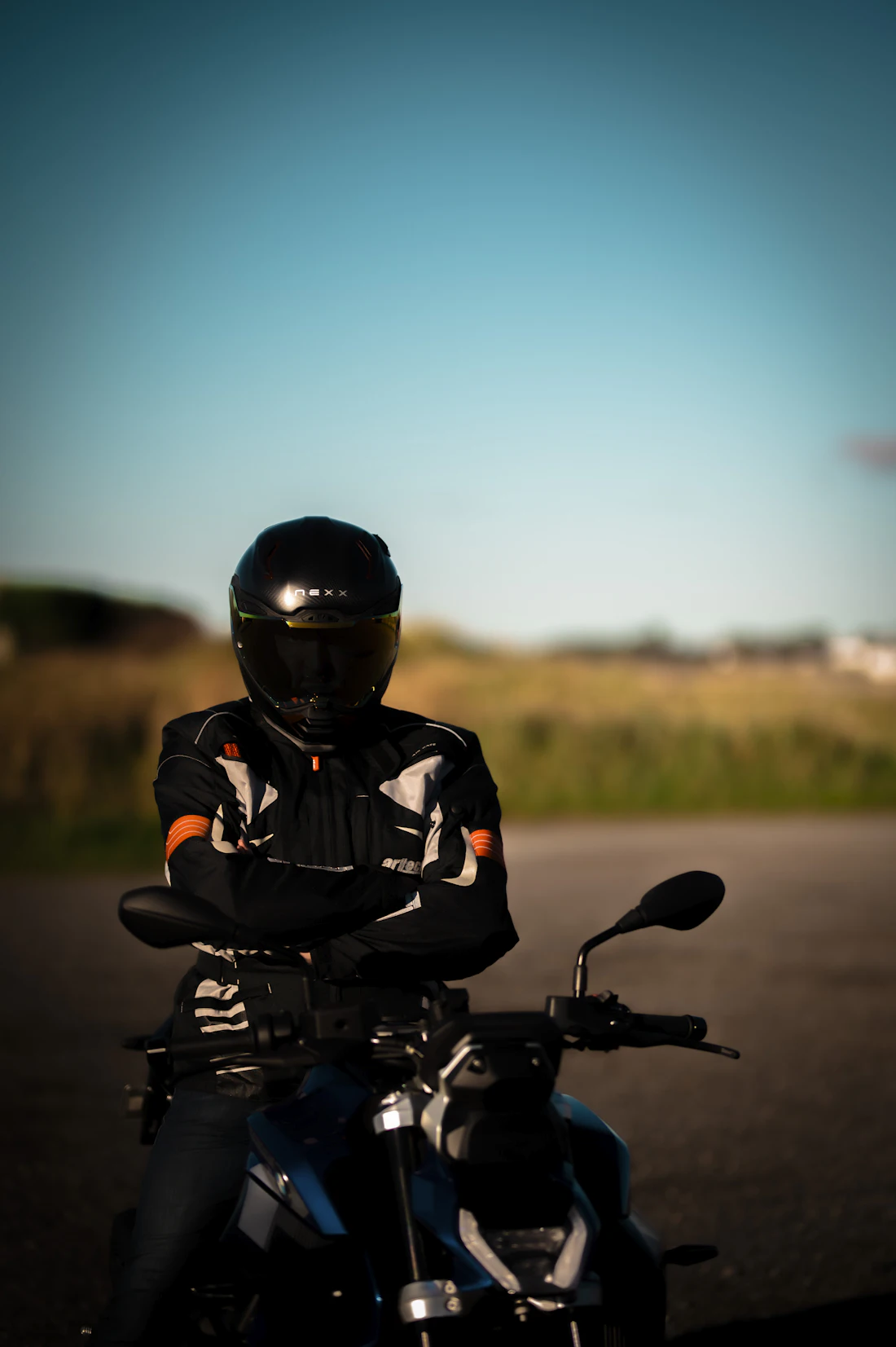 Motociclista con equipo de protección