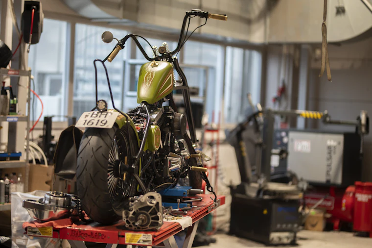 Moto dentro de un taller