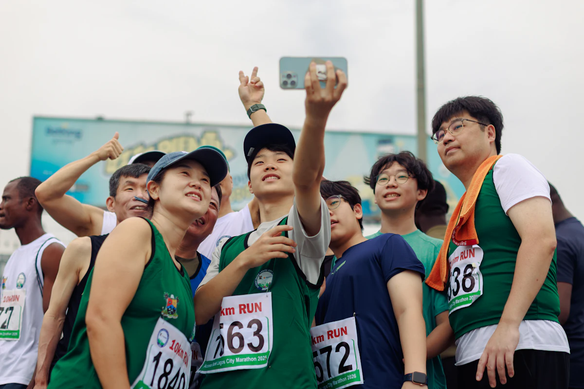 Sekelompok pelari berfoto selfie bersama di sebuah acara lari