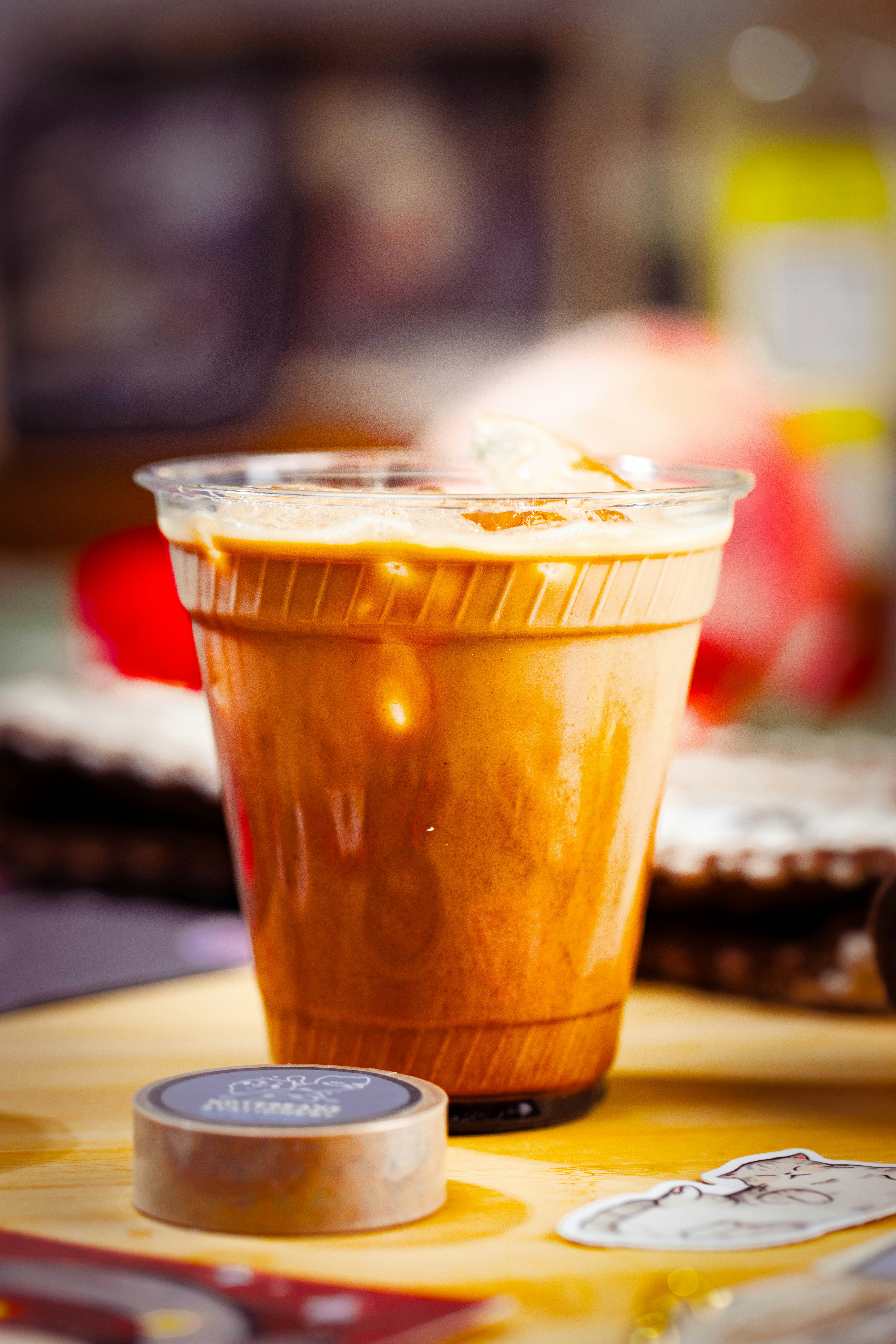 Es kopi dalam cangkir plastik bening dengan es.