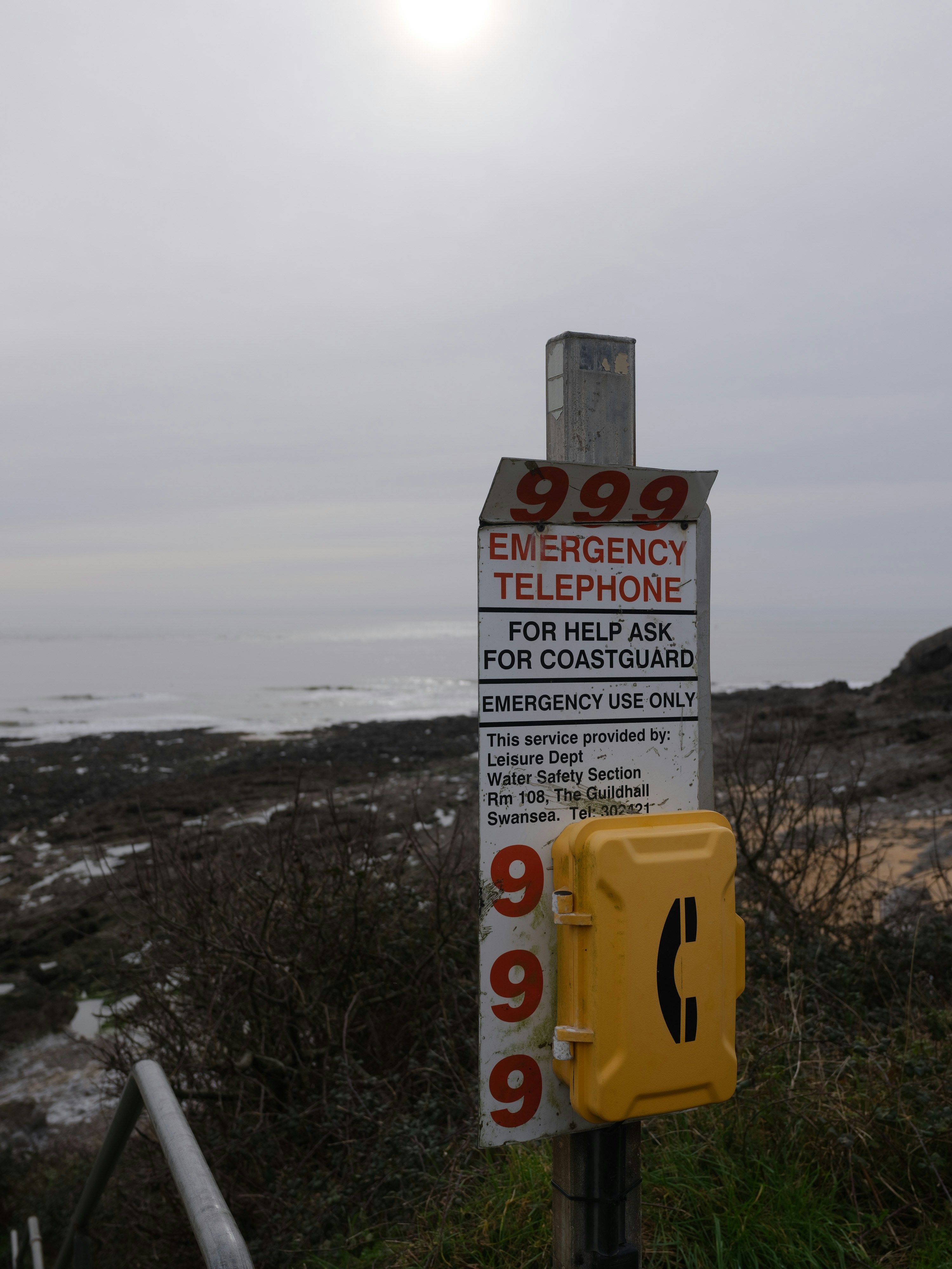 海辺の緊急電話標識