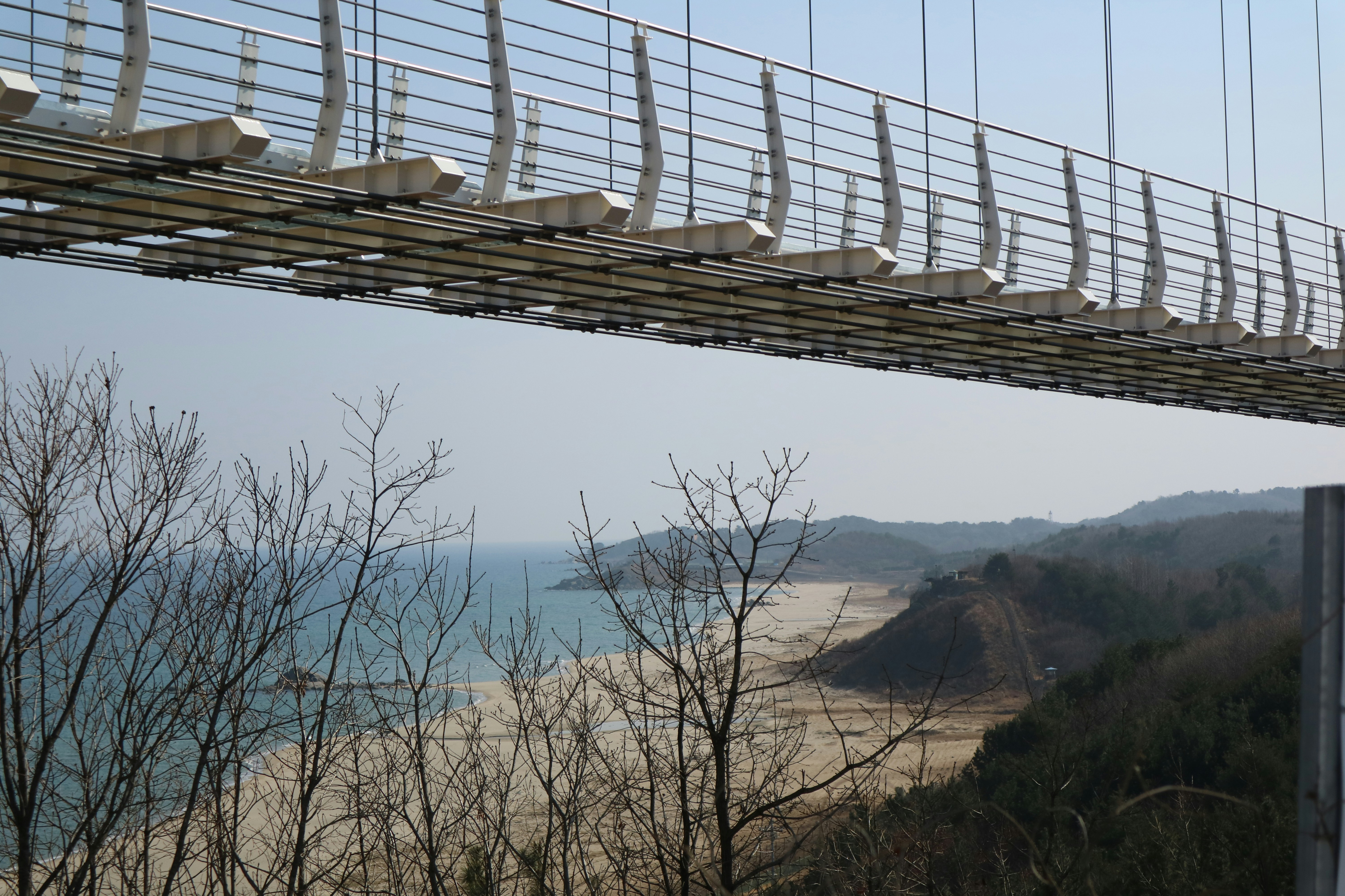 Ponte sospeso su una spiaggia sabbiosa con vista sull'oceano