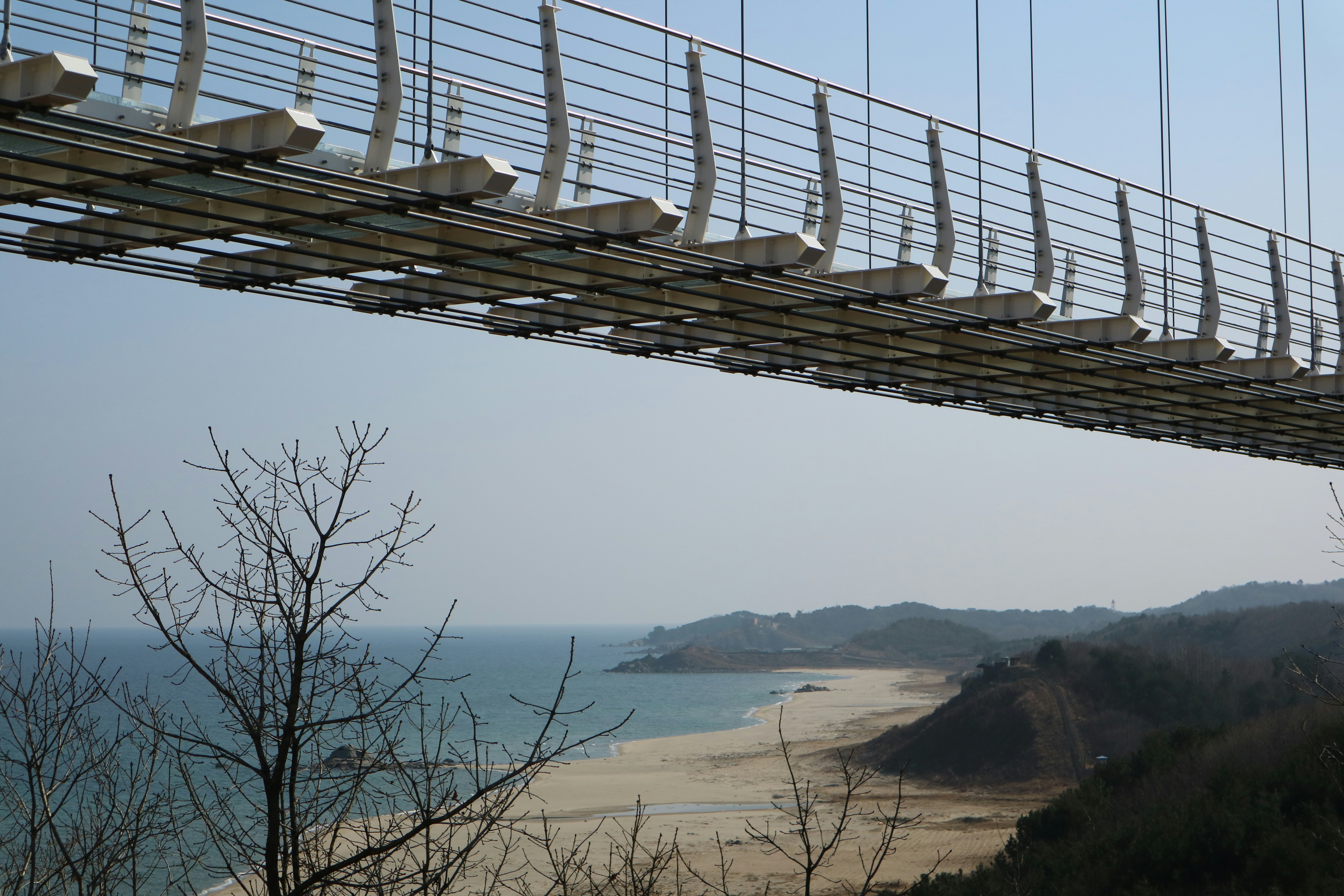 Moderne Hängebrücke über eine malerische Küstenlandschaft