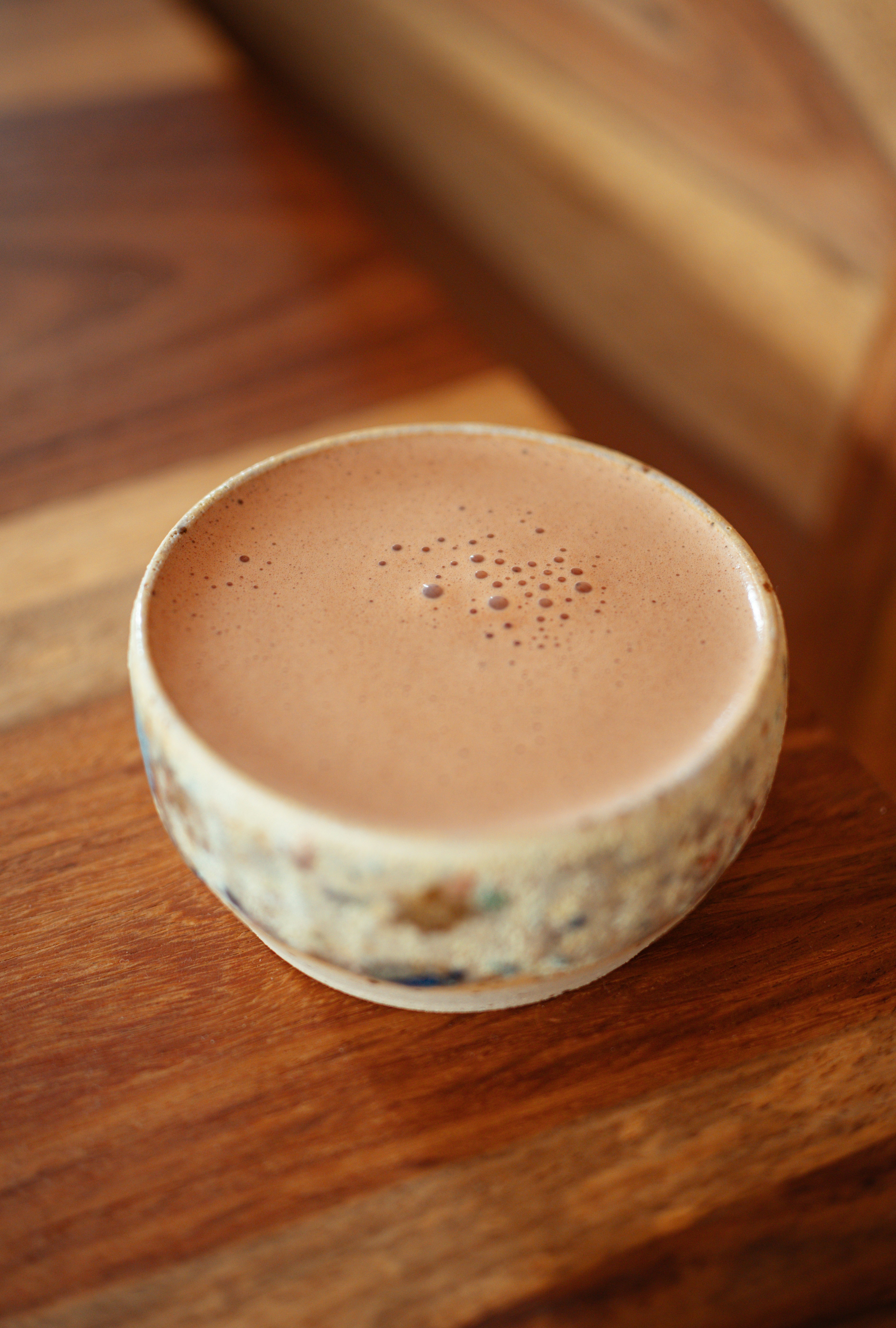 Un cuenco de bebida de chocolate caliente y espumosa.