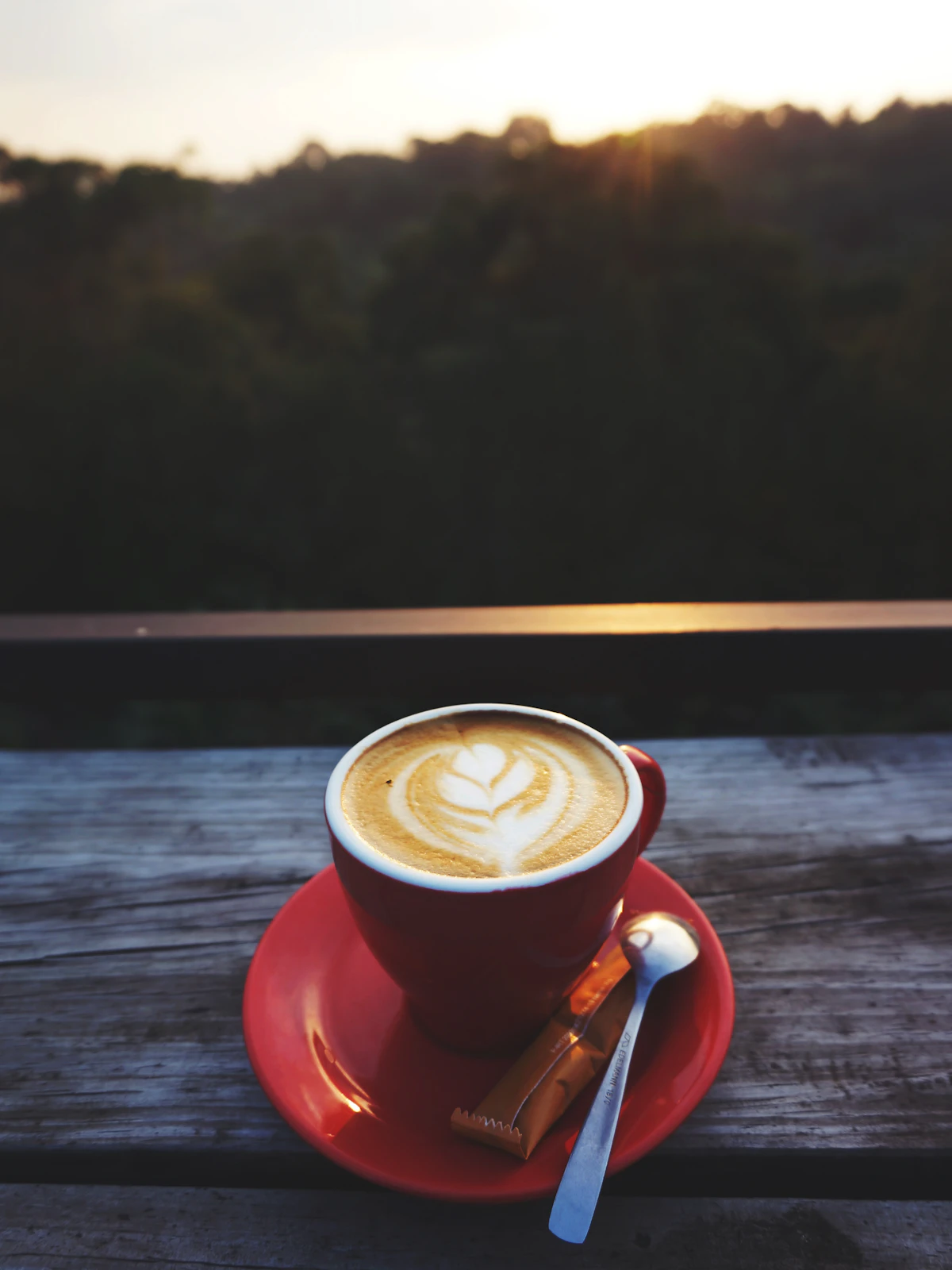 Kaffeetasse in ruhiger Umgebung als Symbol für bewussteren Kaffeekonsum nach dem Rauchstopp