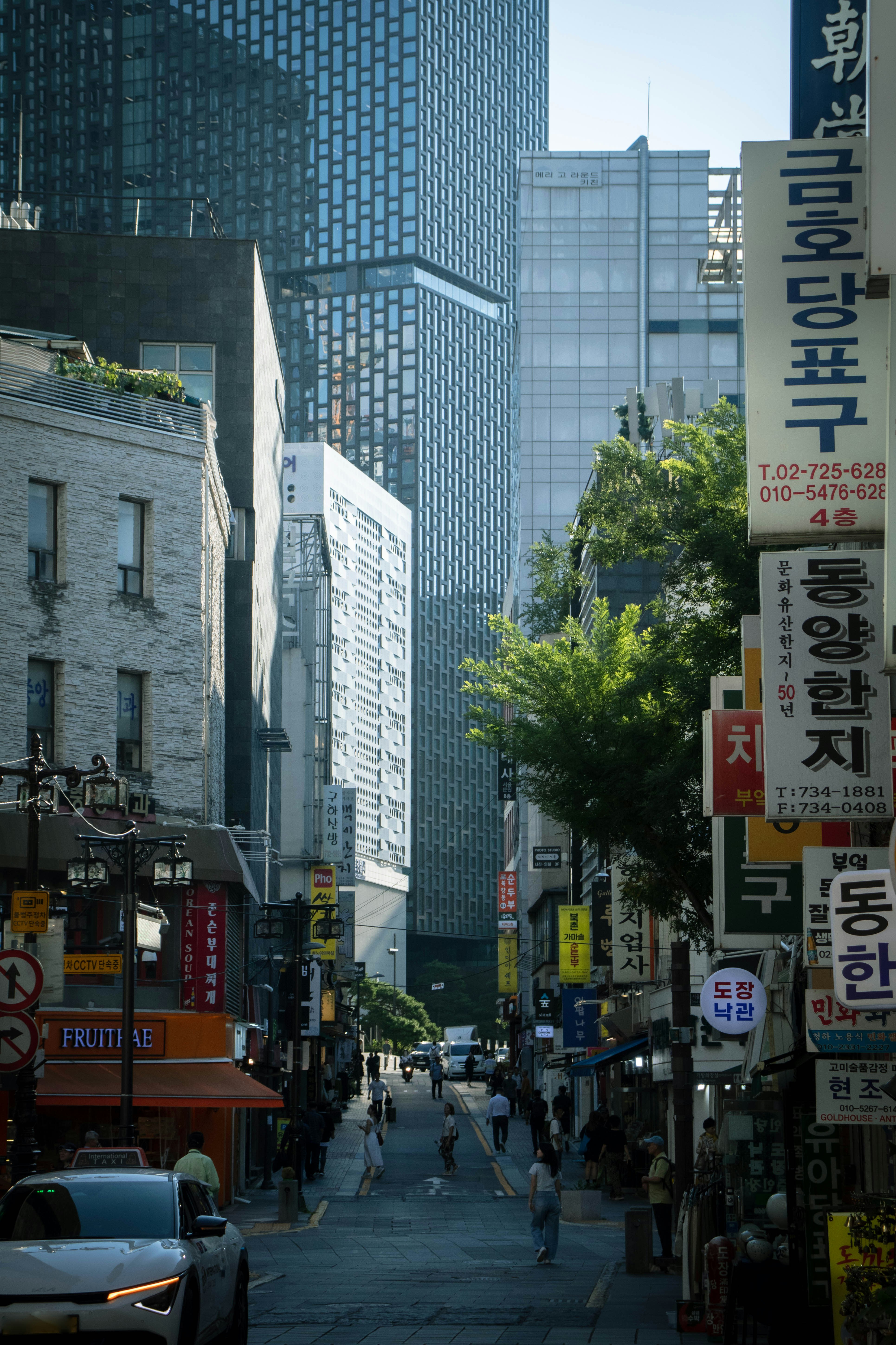 Vista de la calle con edificios modernos y señales