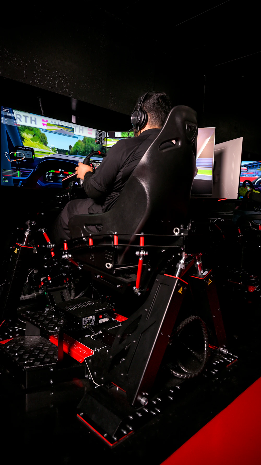 Sim Racings triple-screen direct-drive rig