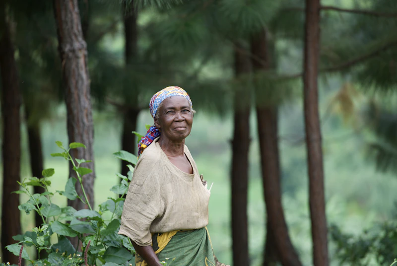 Sugar Mommy mayor sonriendo en un bosque
