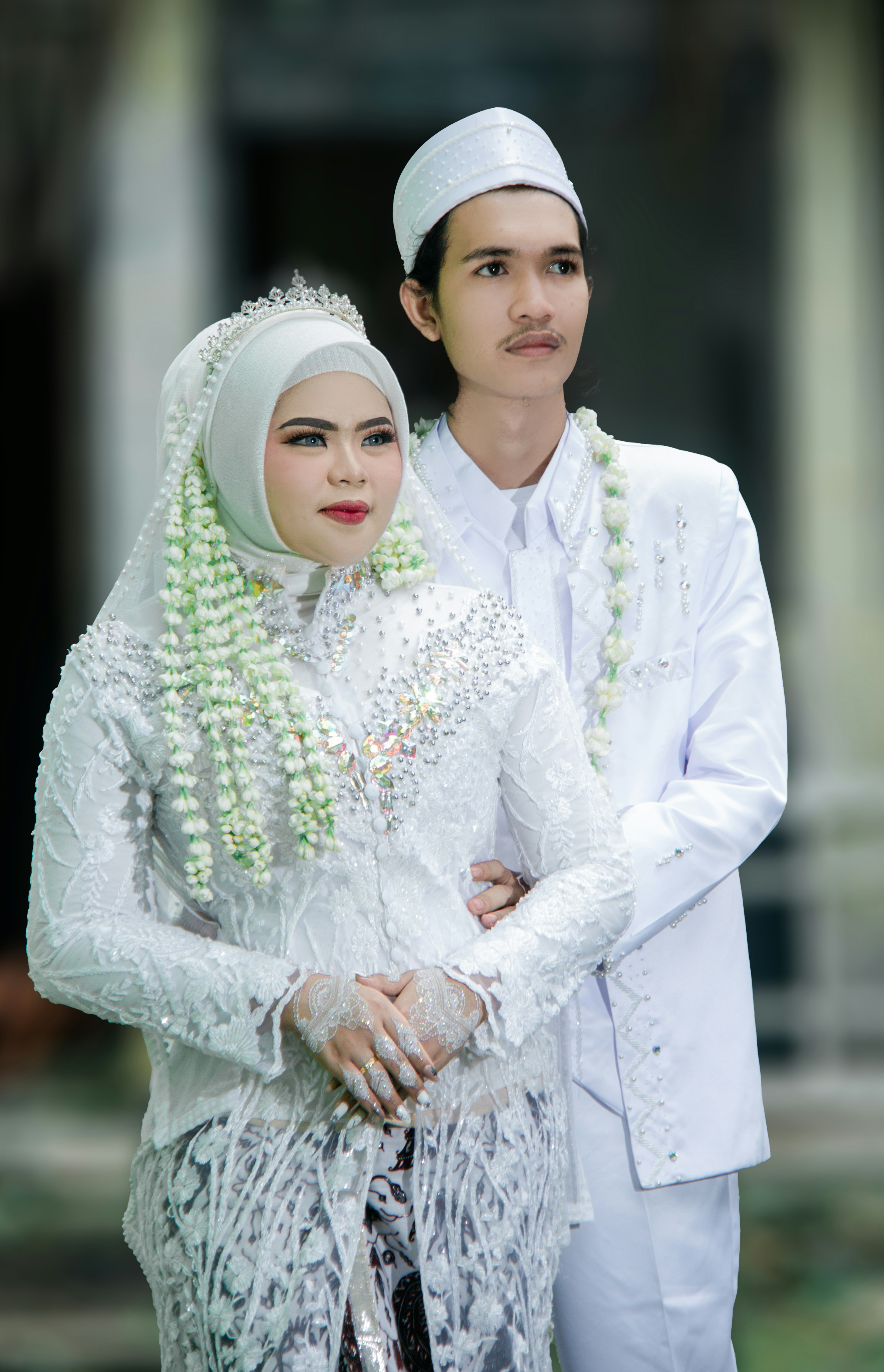 Pengantin dengan pakaian pernikahan putih tradisional