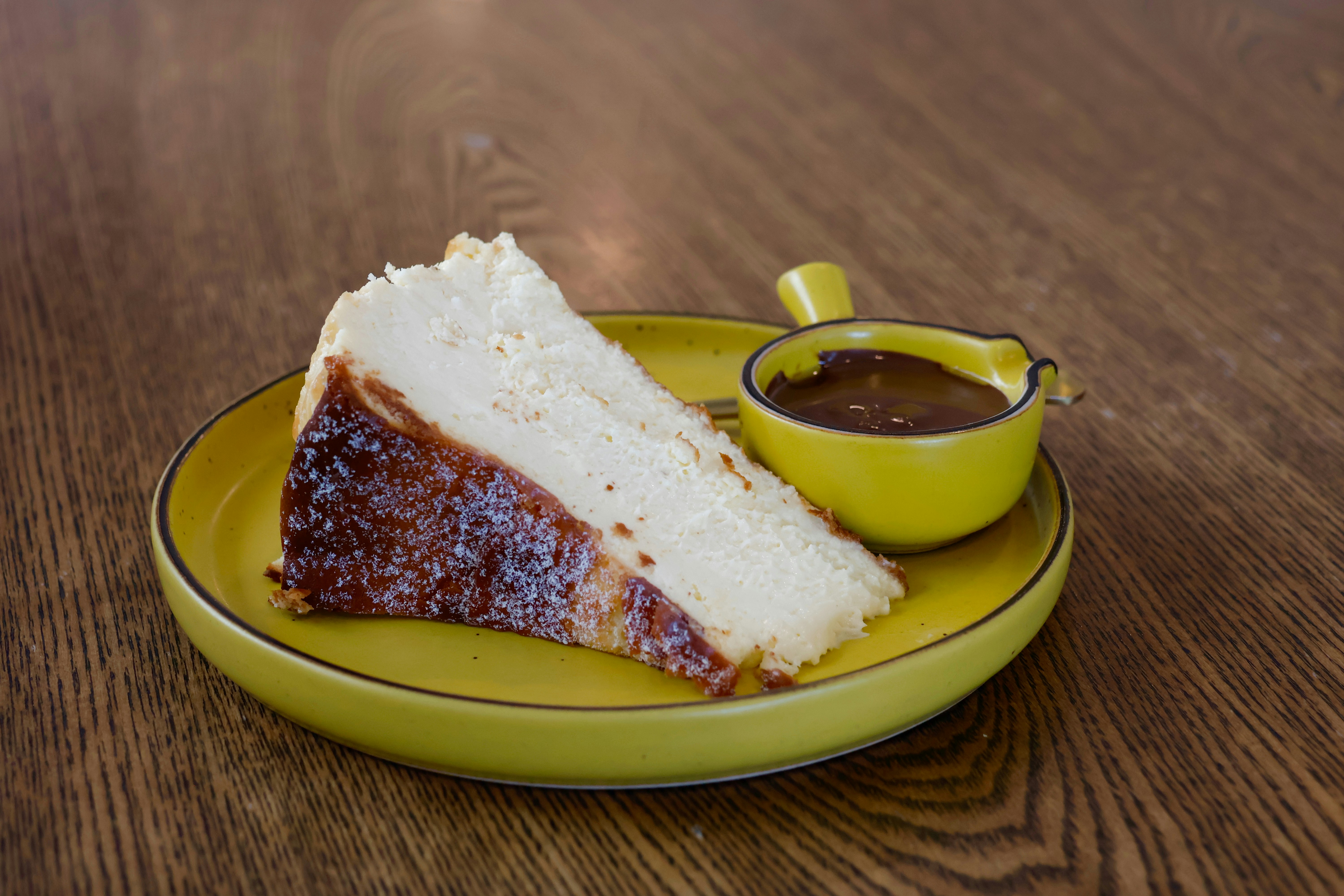 Ein Stück verbrannter Käsekuchen mit Schokoladensauce