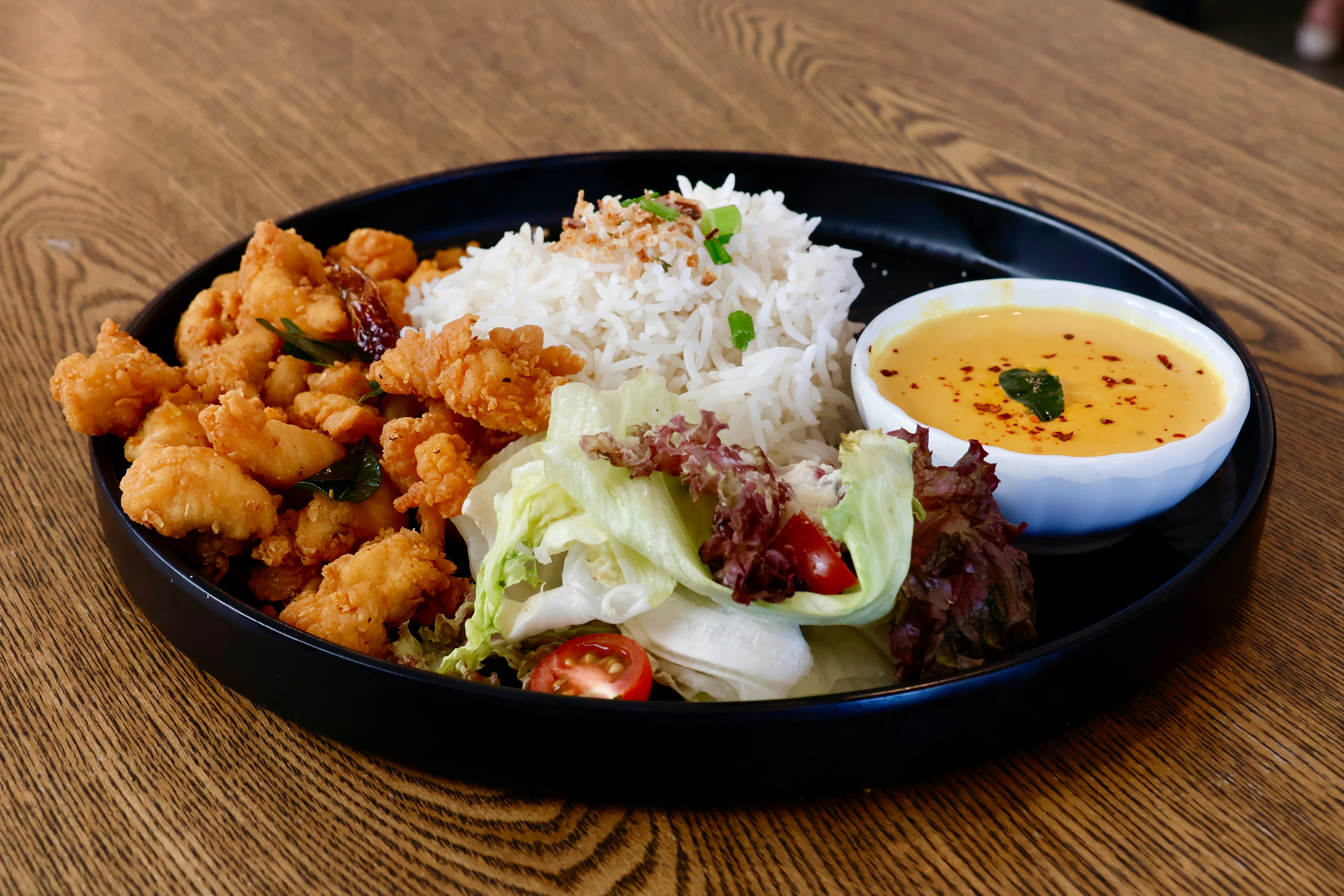 Brathähnchen mit Reis, Salat und Currysauce