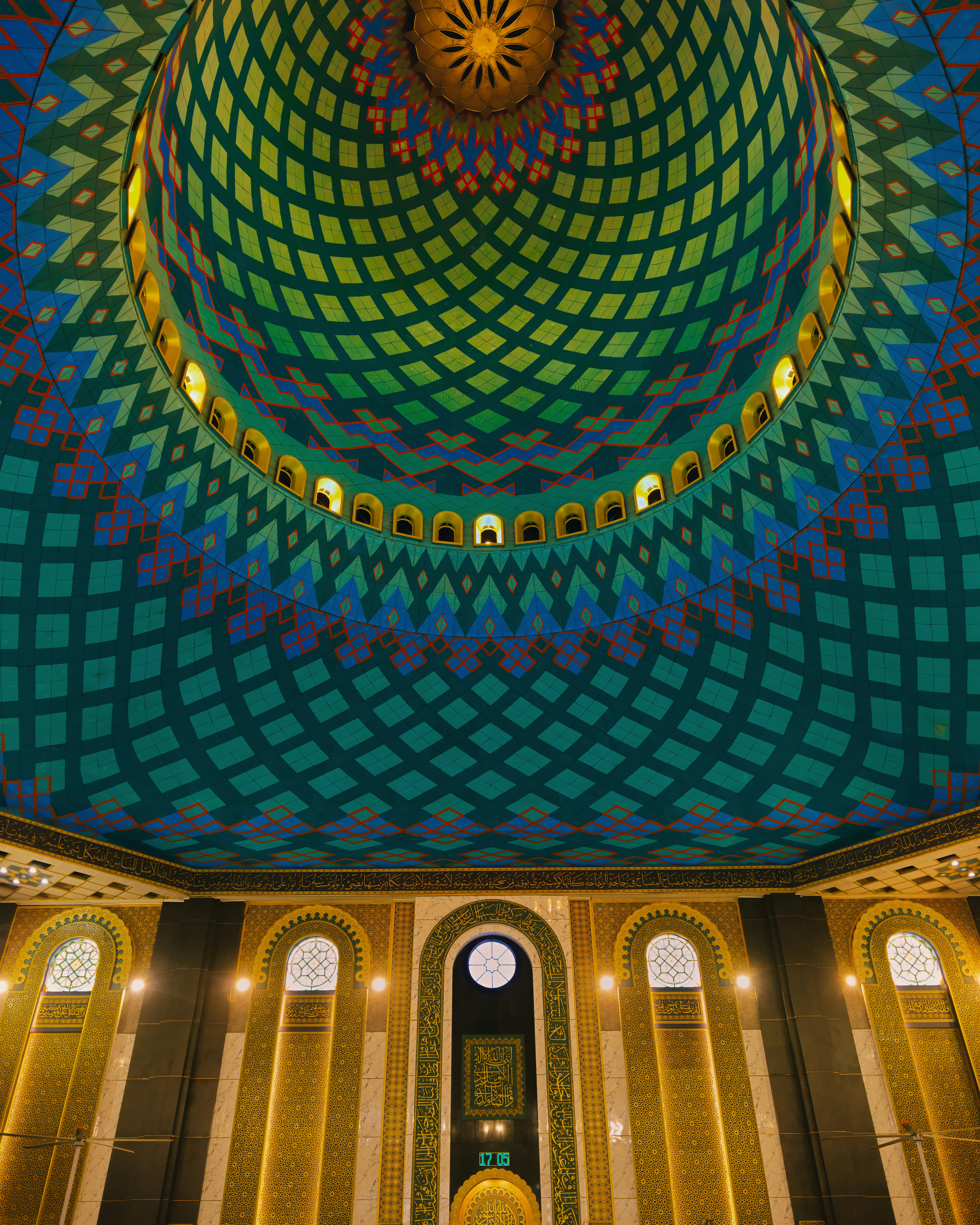 Filigrane geometrische Muster schmücken das Kuppelinnere einer Moschee.