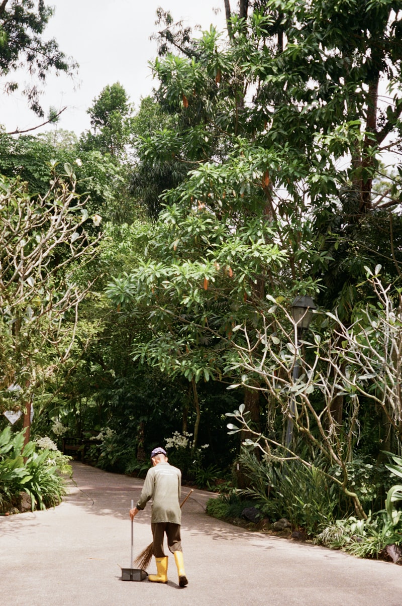 Jardinier passionné au travail dans un jardin
