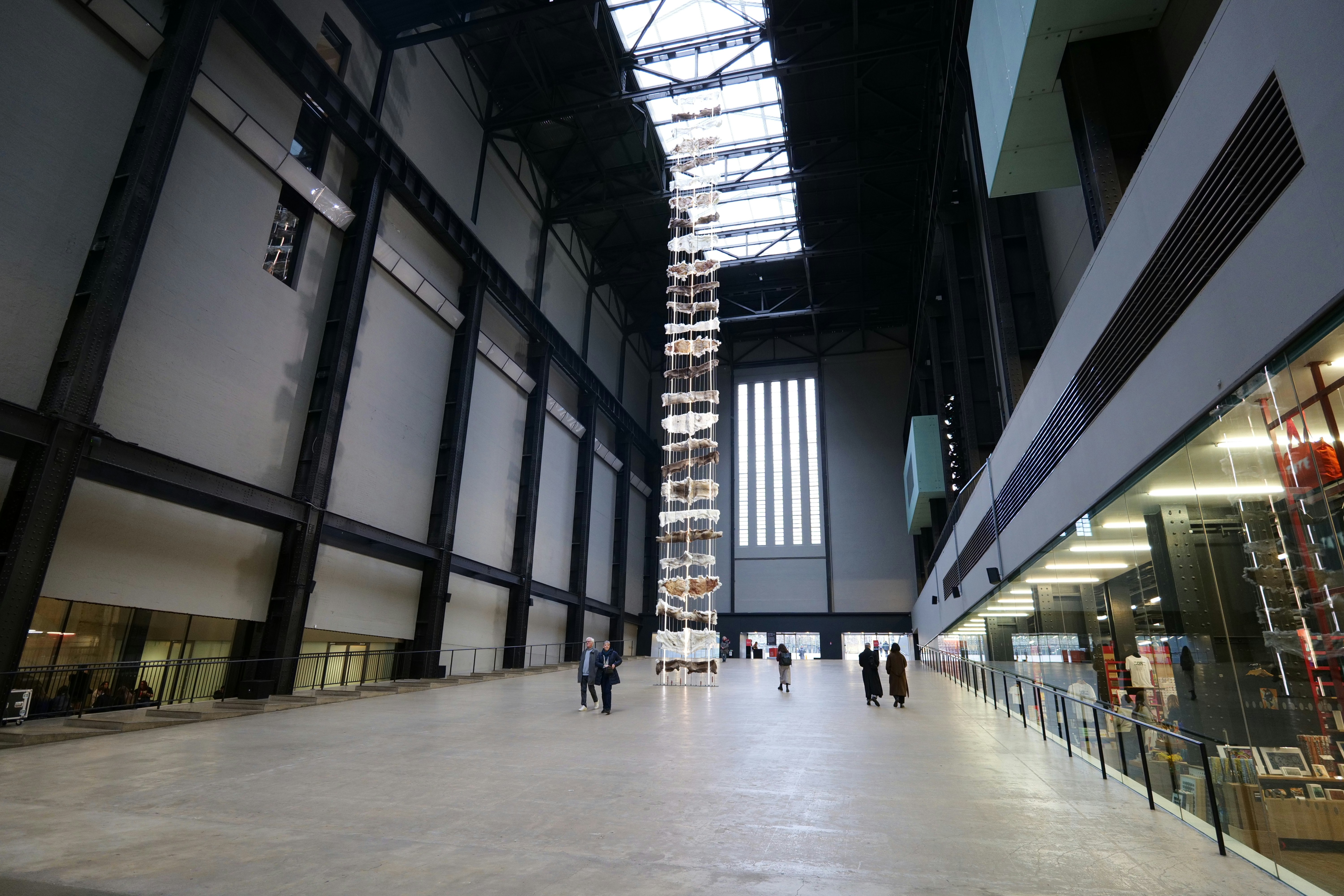 Installation d’art moderne dans un grand bâtiment industriel