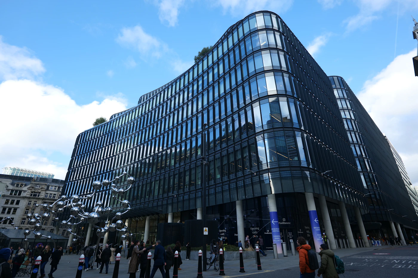 Modern London office building for commercial deep cleaning services