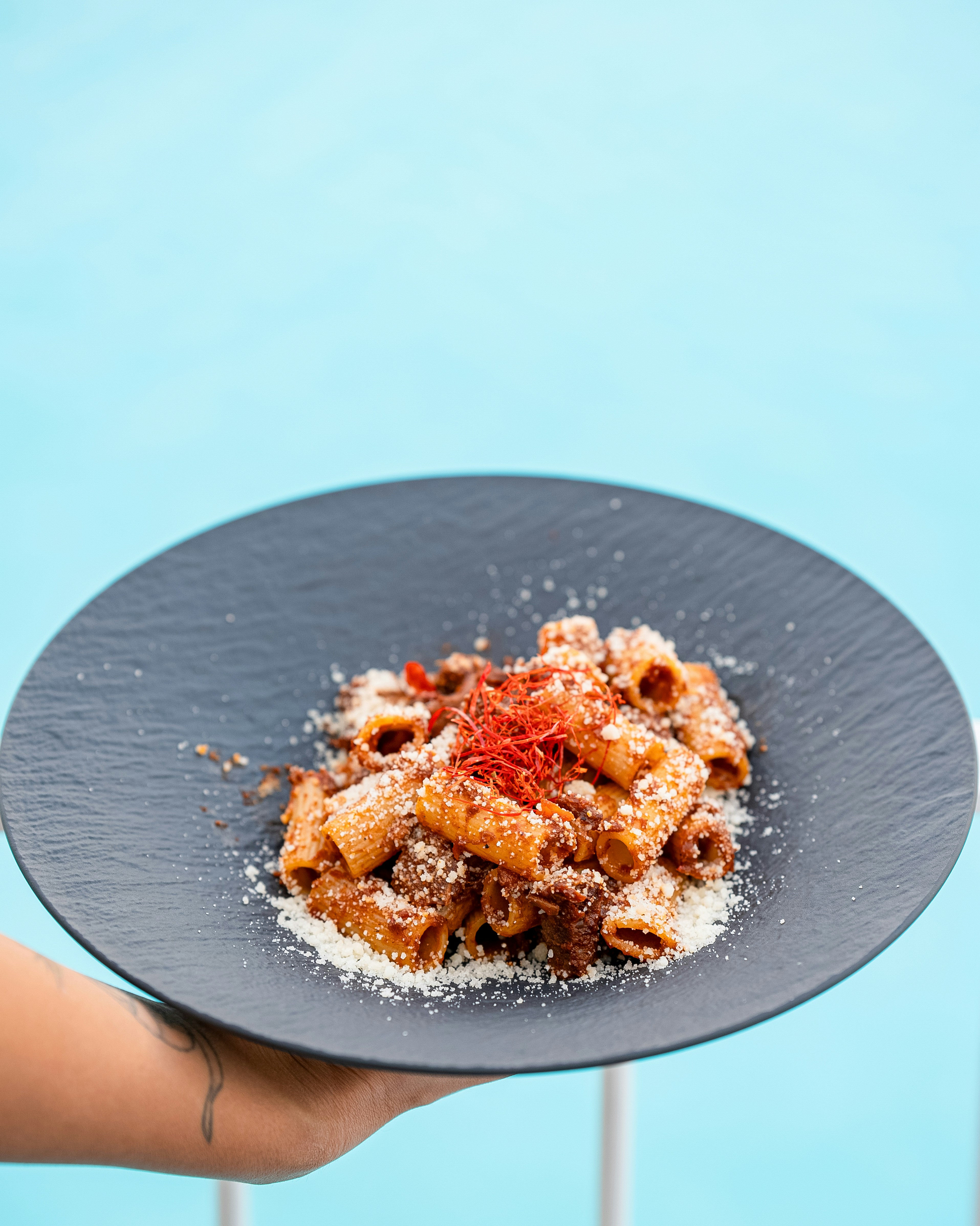 Ein Teller Pasta mit Fleischsoße und Käse