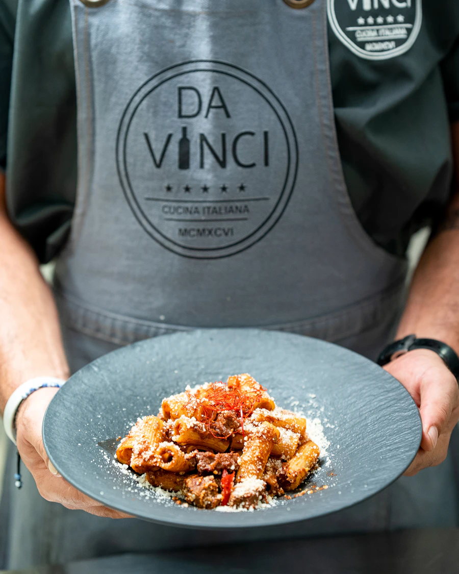Chef profesional terminando un plato de pasta