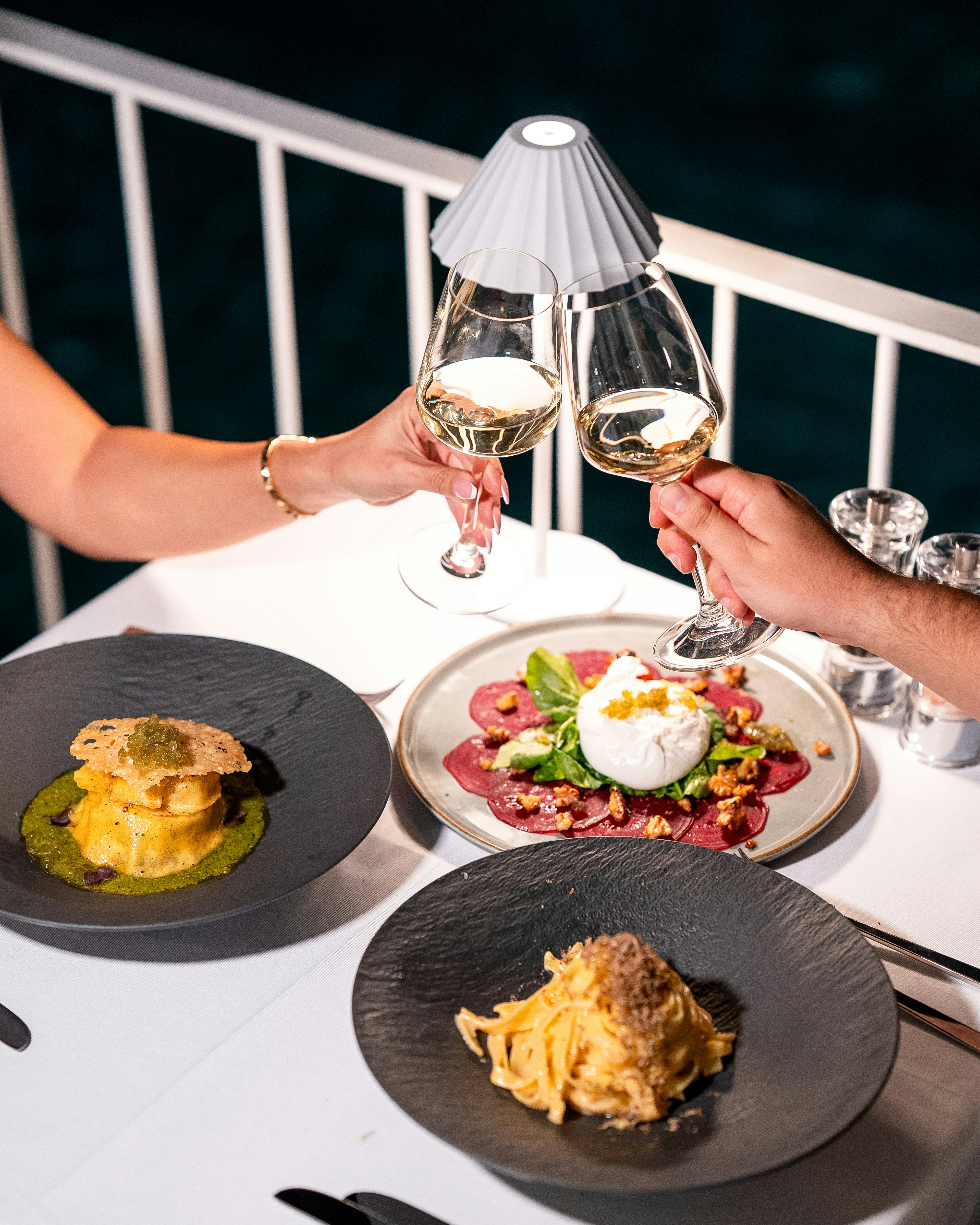 Romantic Valentine’s dinner for two with wine