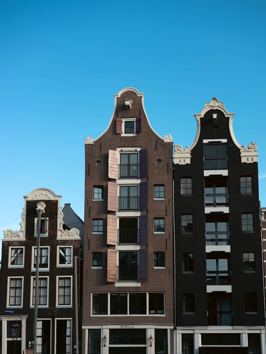 Nederlandse grachtenpanden in warm daglicht