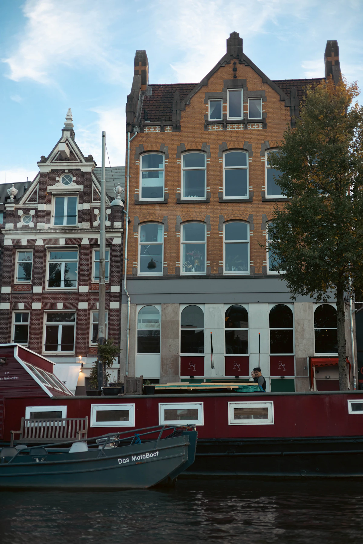 Dagelijks stadsleven langs historische grachtenpanden