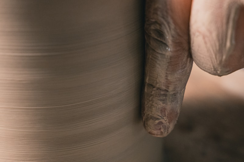 Hände formen detailreiches Modellmaterial