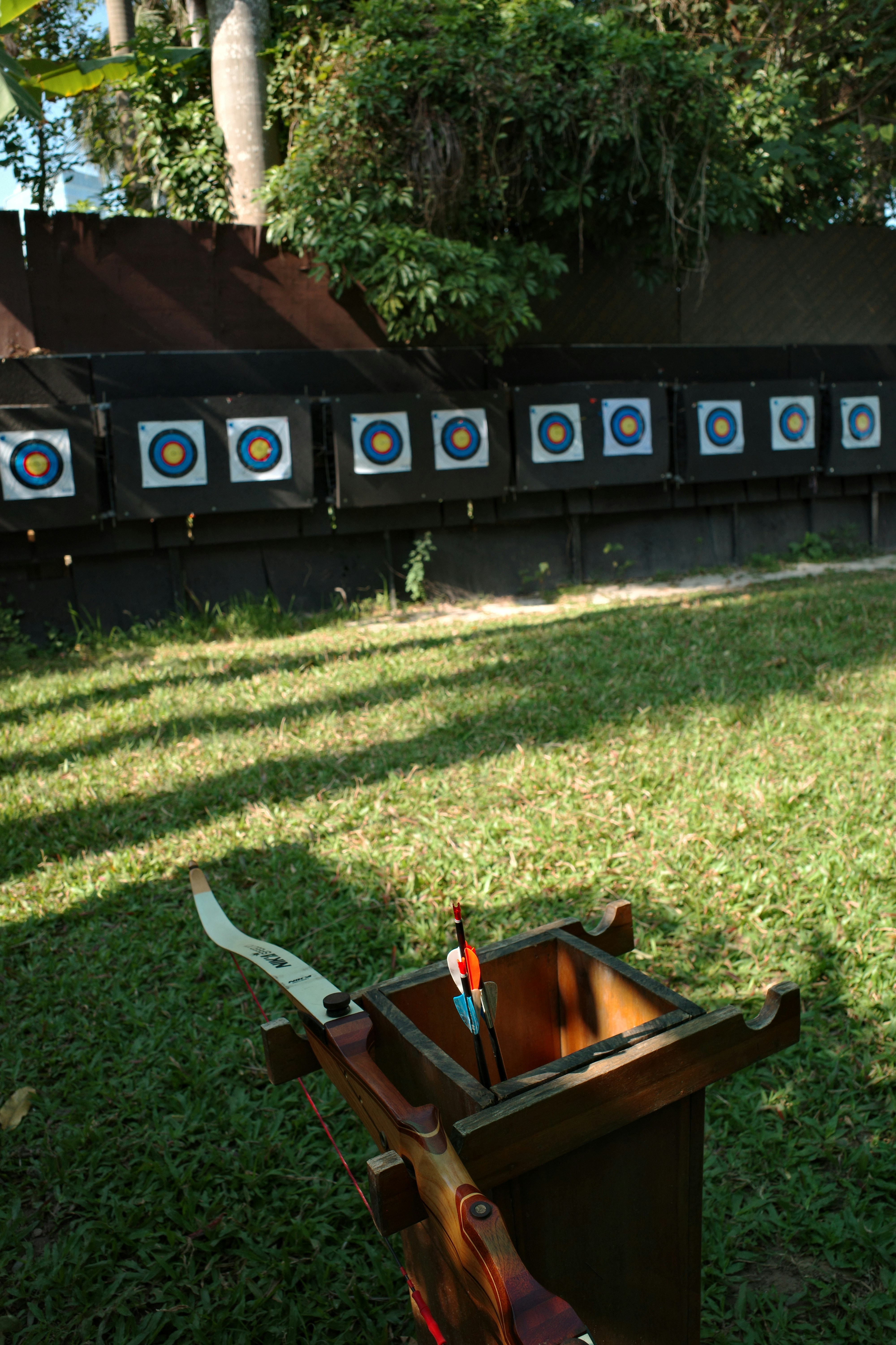 Alvos e equipamentos de arco e flecha em um dia ensolarado