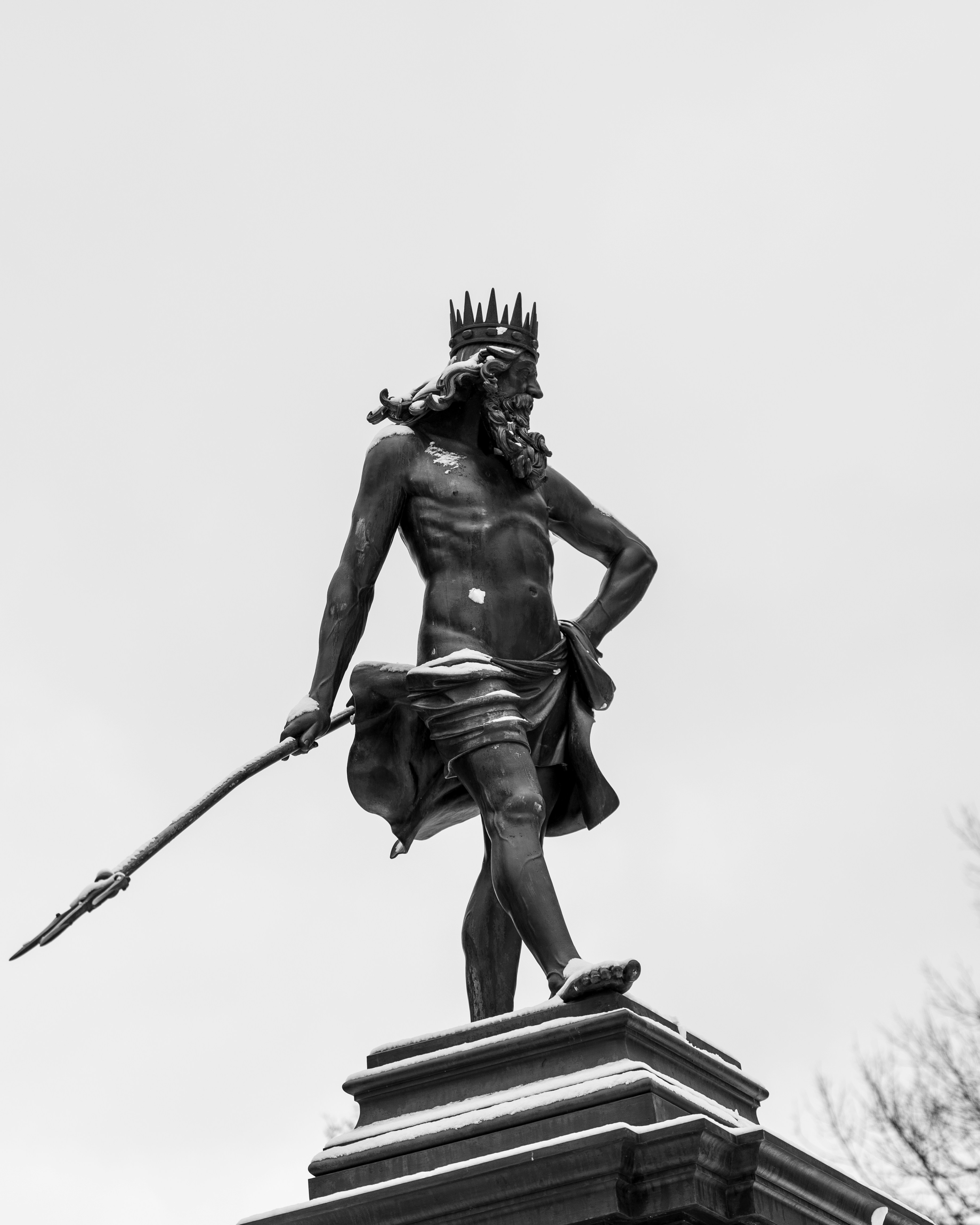 Eine Statue eines Königs, der einen Speer hält