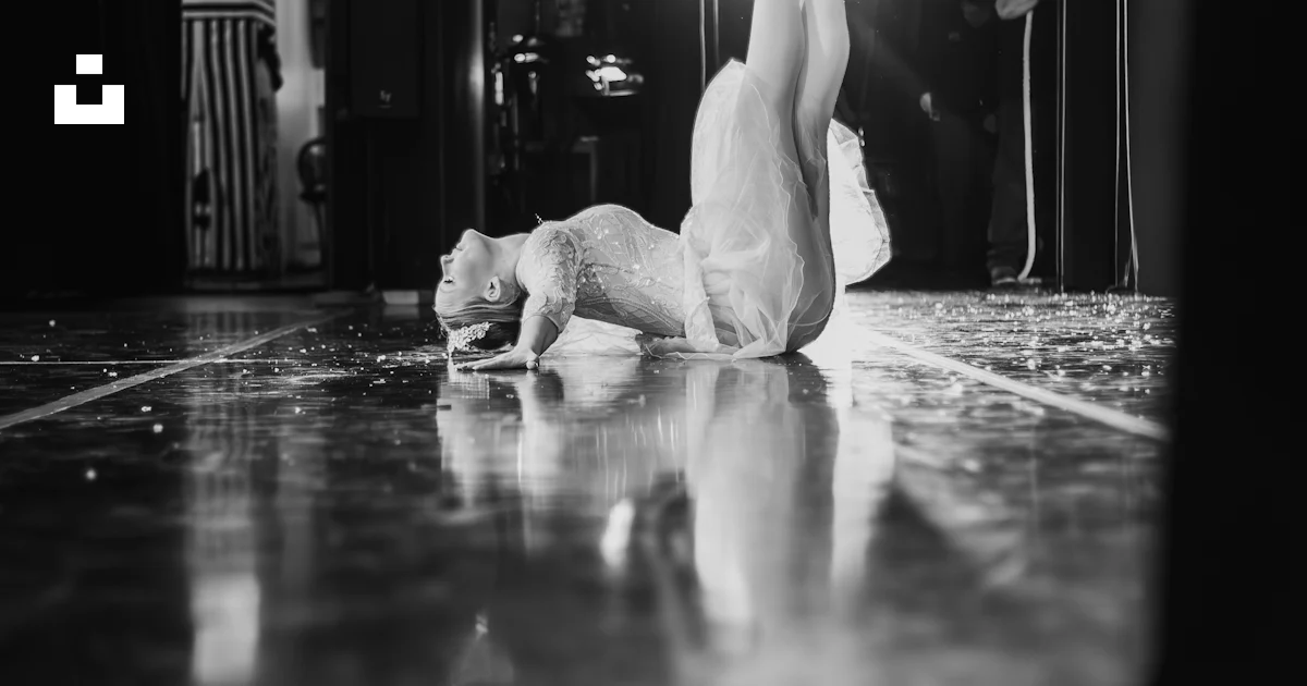 Dramatic Move A dancer performs a dramatic move on a stage. photo – Free Dance Image ...