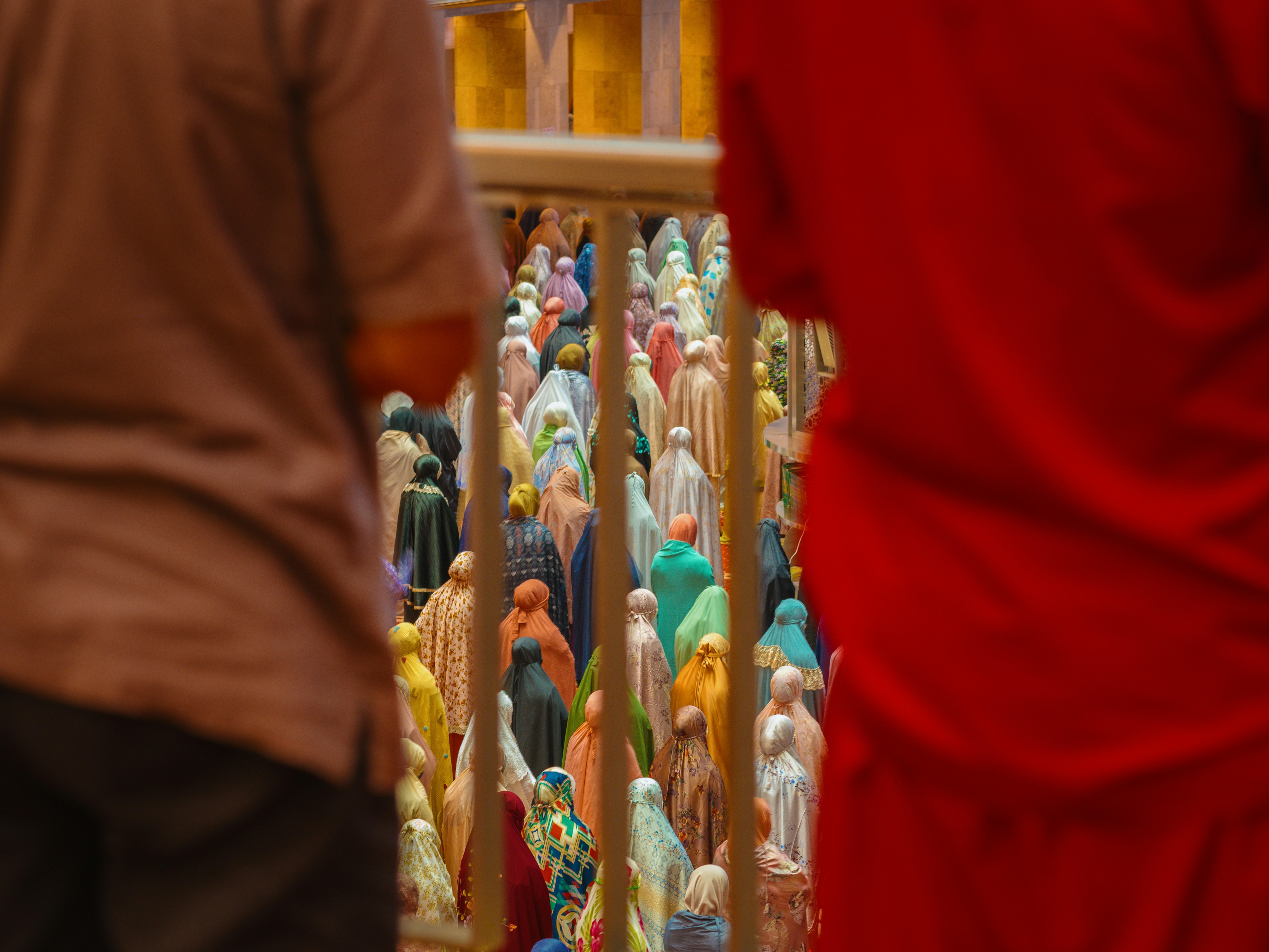 Menschenmenge in bunten Gebetsgewändern