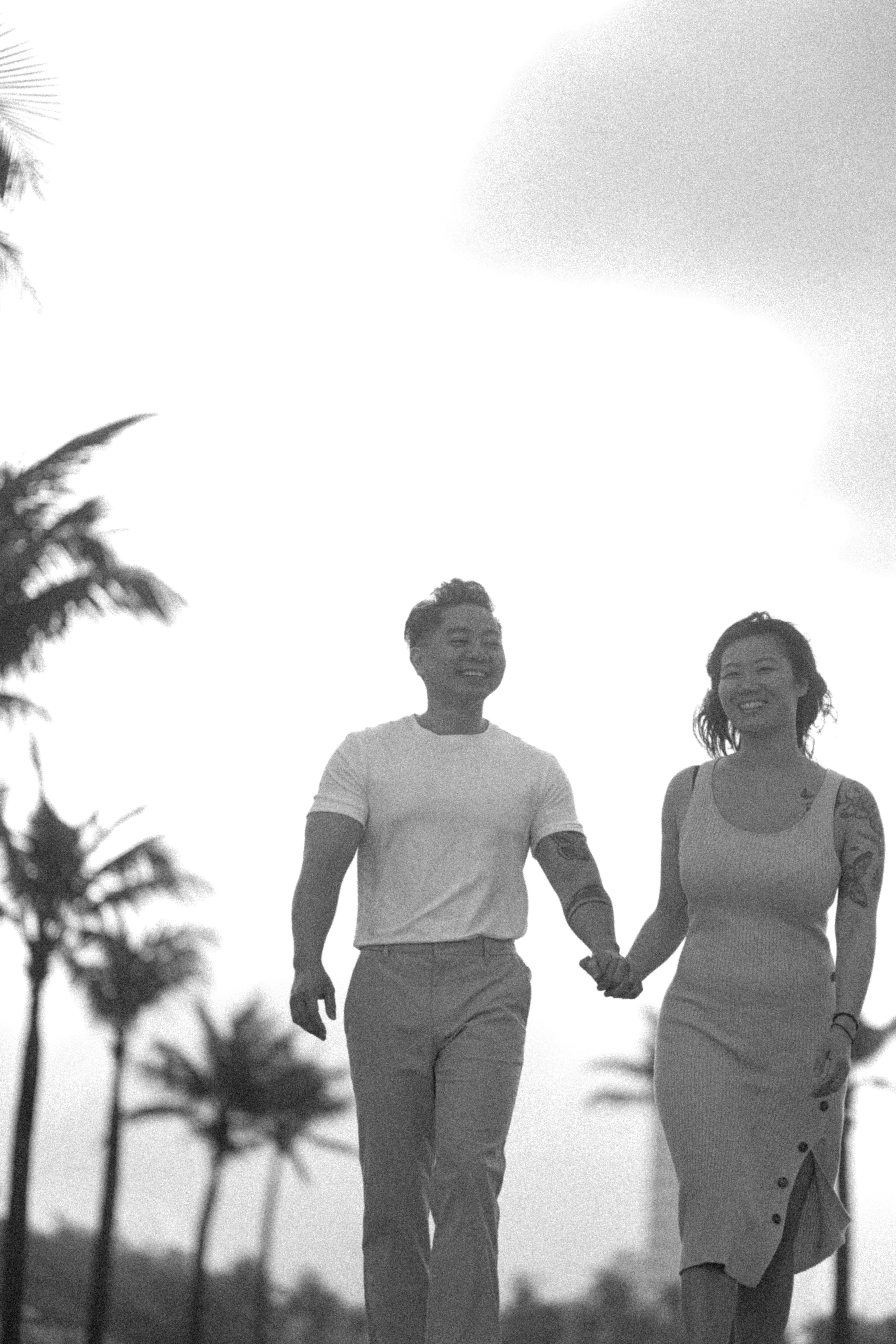 Una pareja paseando cogida de la mano al aire libre