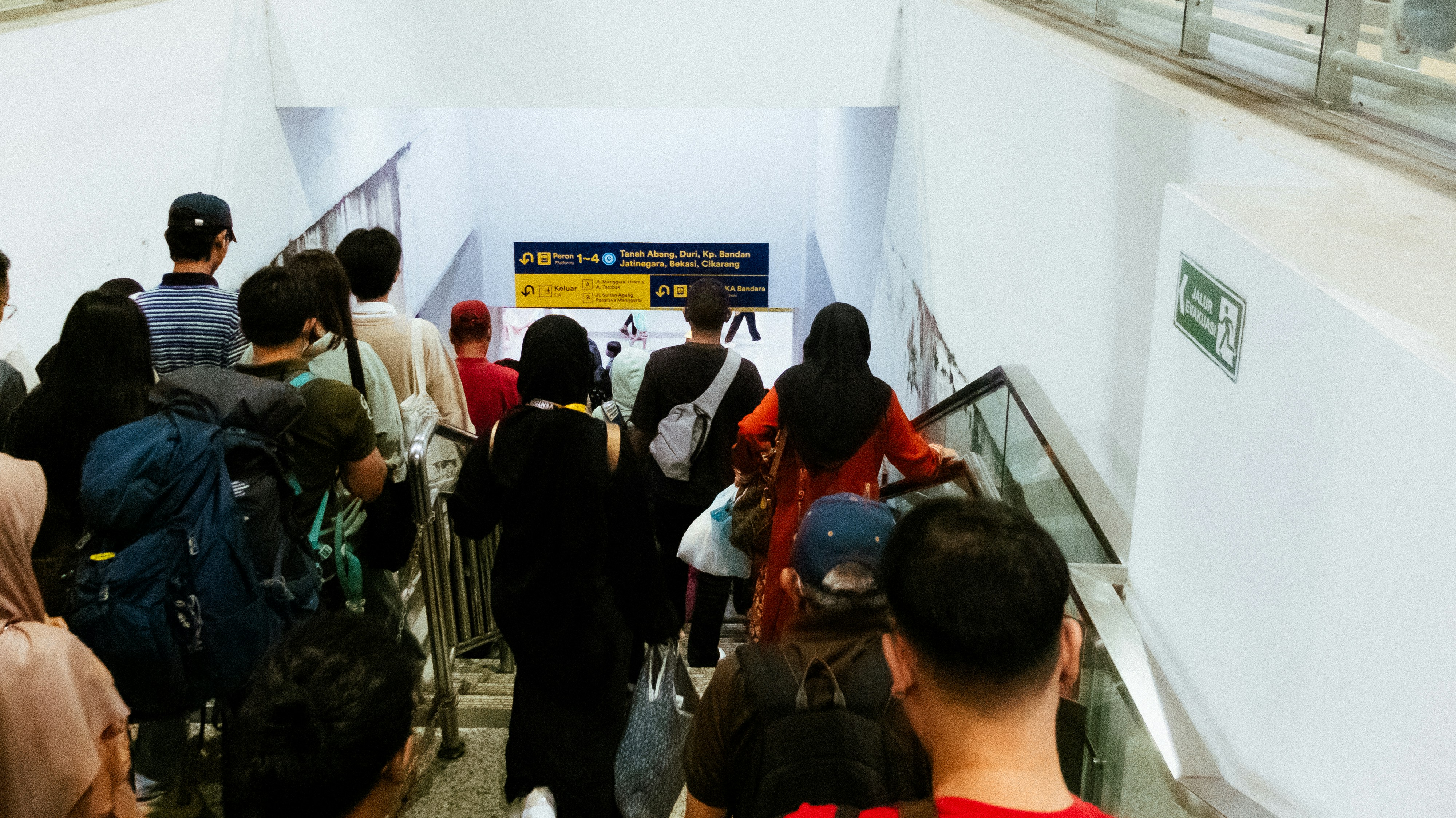 Menschen, die eine Rolltreppe in einem modernen Gebäude benutzen