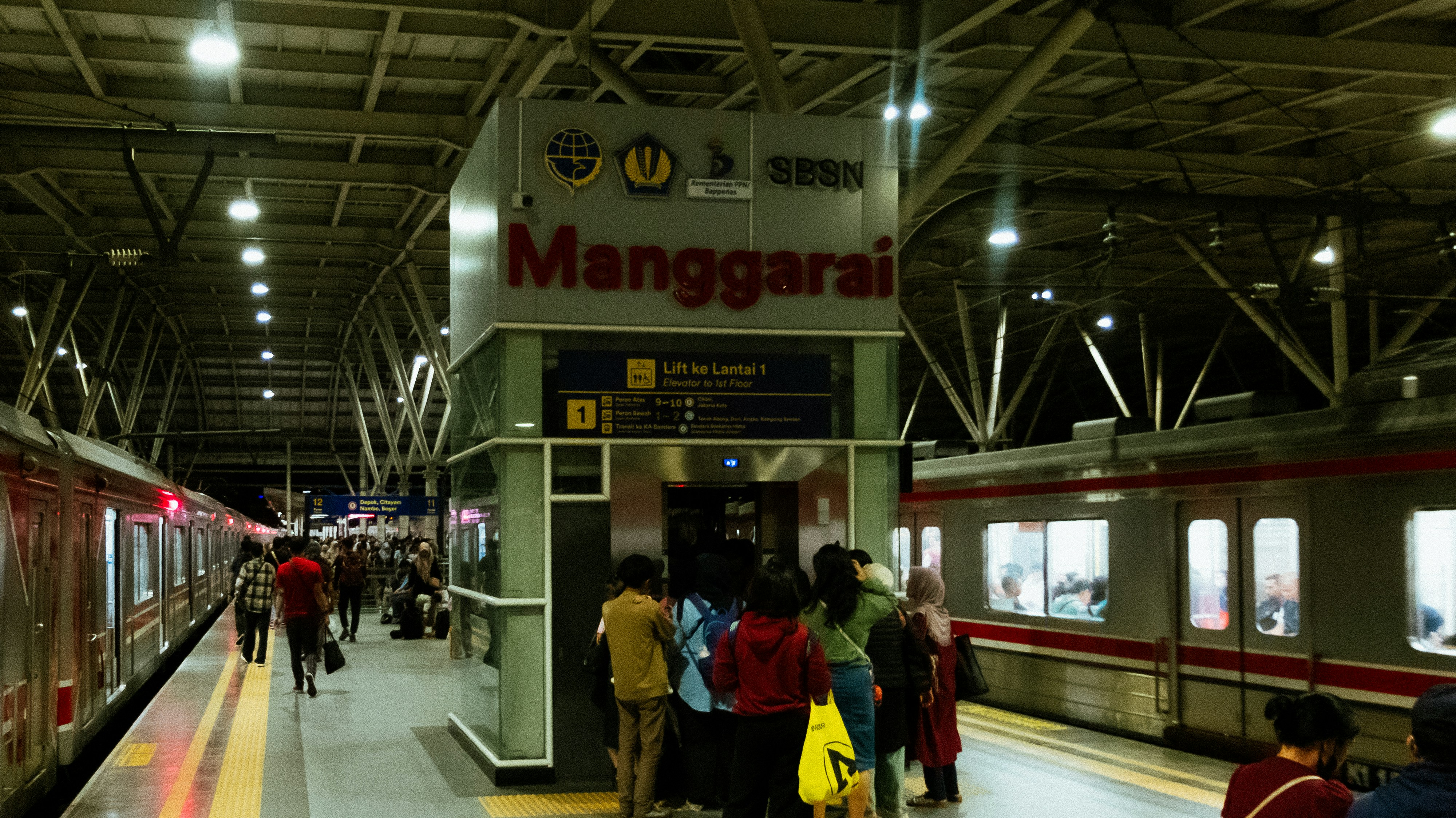 Orang-orang menunggu di stasiun manggarai dengan kereta api