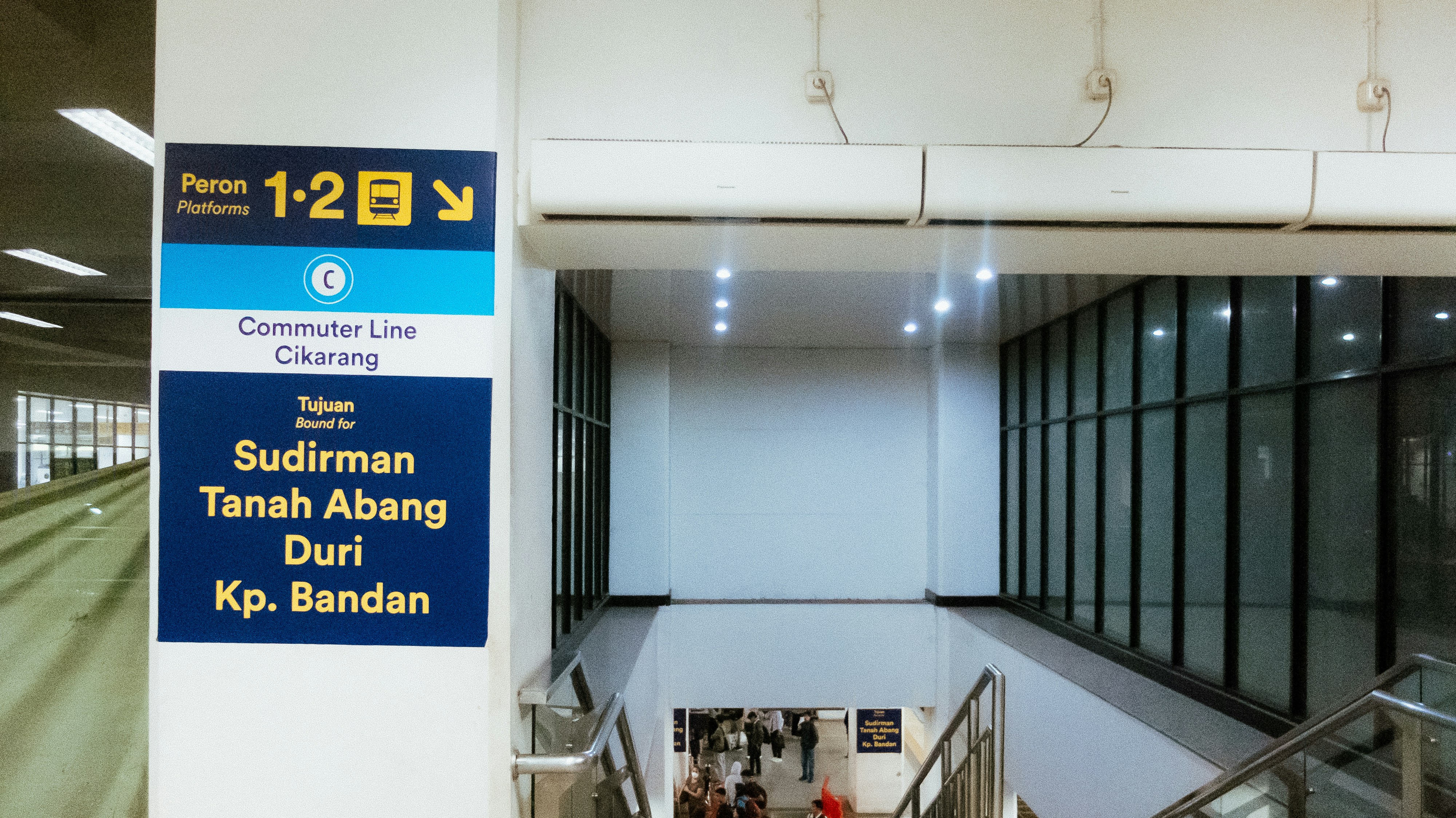 Papan nama untuk peron kereta api dan tujuan di dalam stasiun.