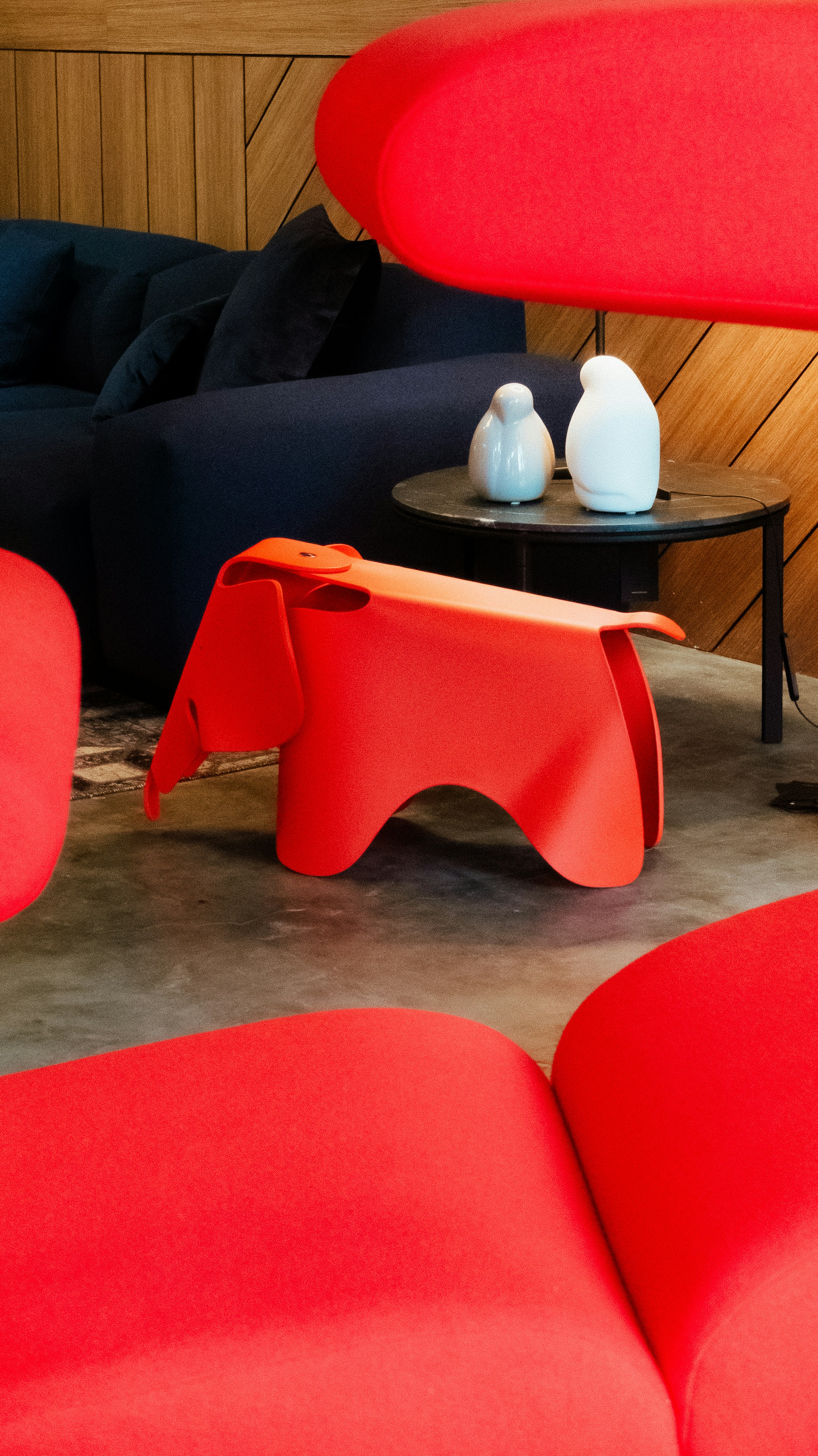 Bangku gajah merah di ruang tamu modern