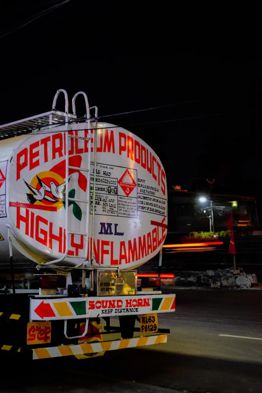 Camion-citerne avec étiquetage produits pétroliers