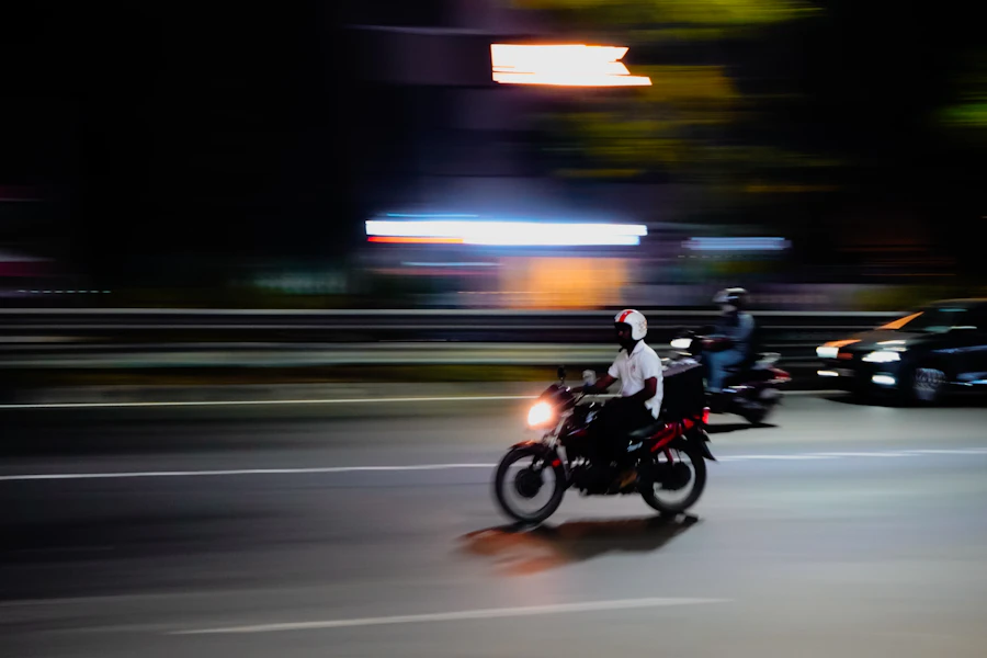 Coursier moto en pleine ville livrant un pli
