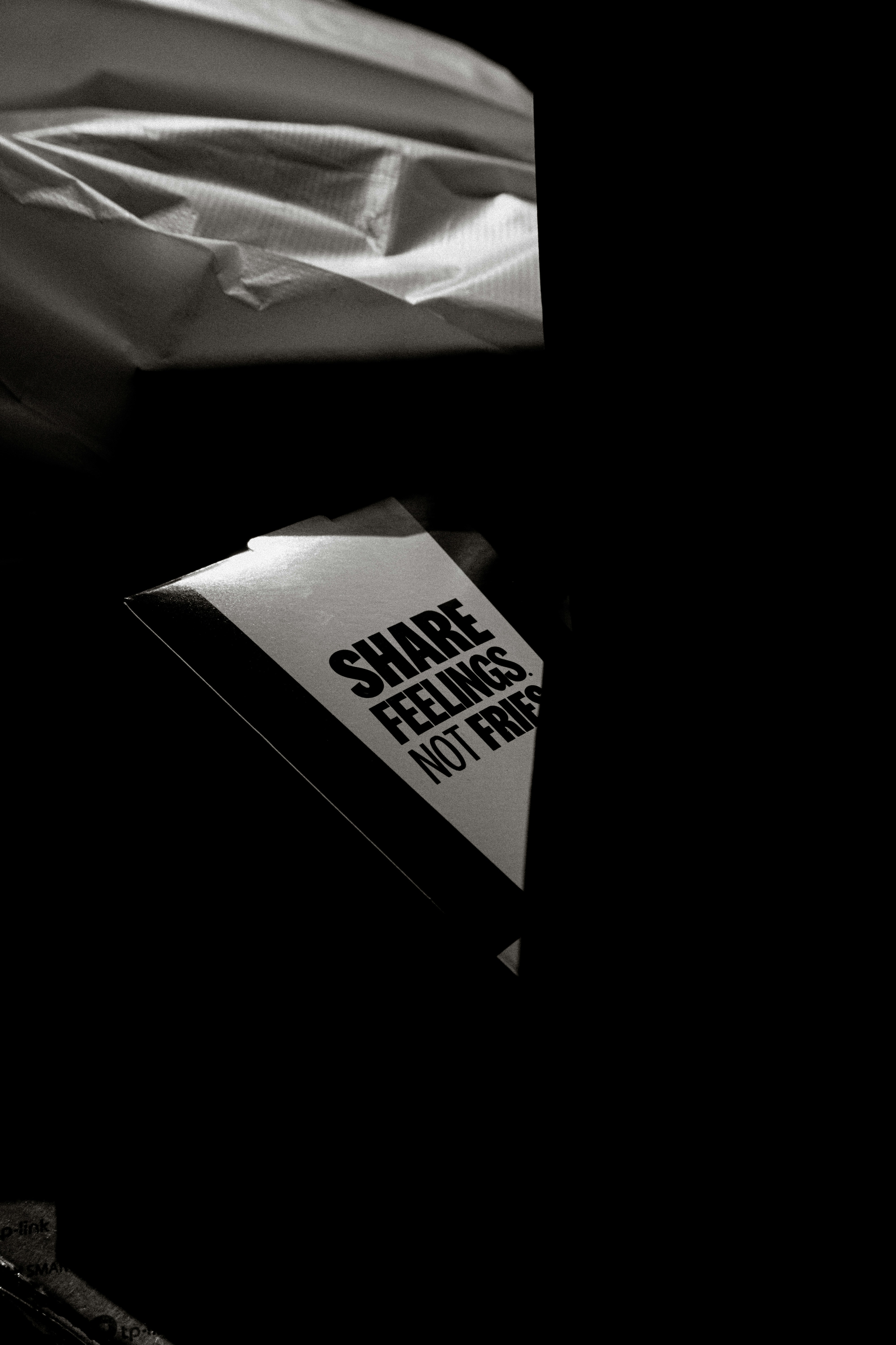 Un panneau indique « partagez vos sentiments, pas des frites »