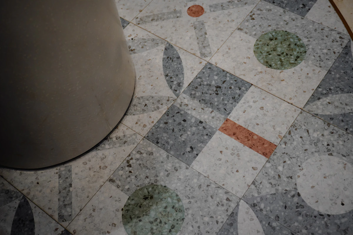 Parlatılmış desenli gerçek terrazzo zemin
