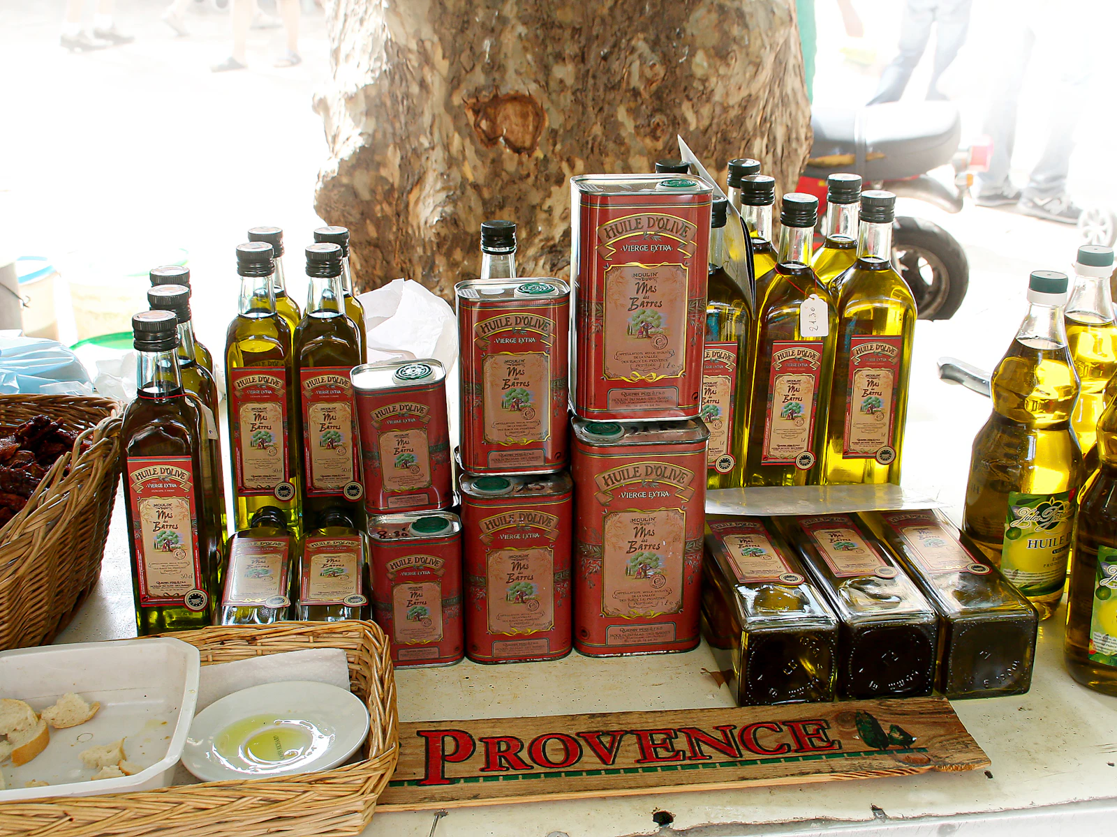Botellas de aceite de oliva en un mercado