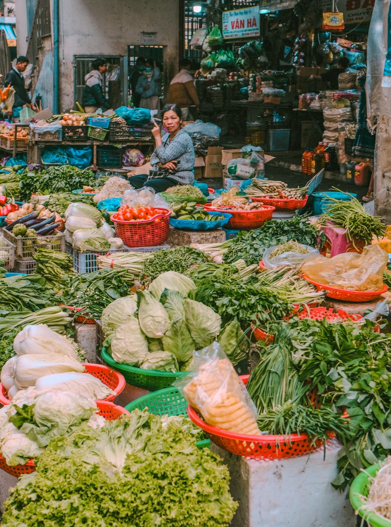 Banca de frutas e vegetais; fotografia ilustrativa da comercialização.
