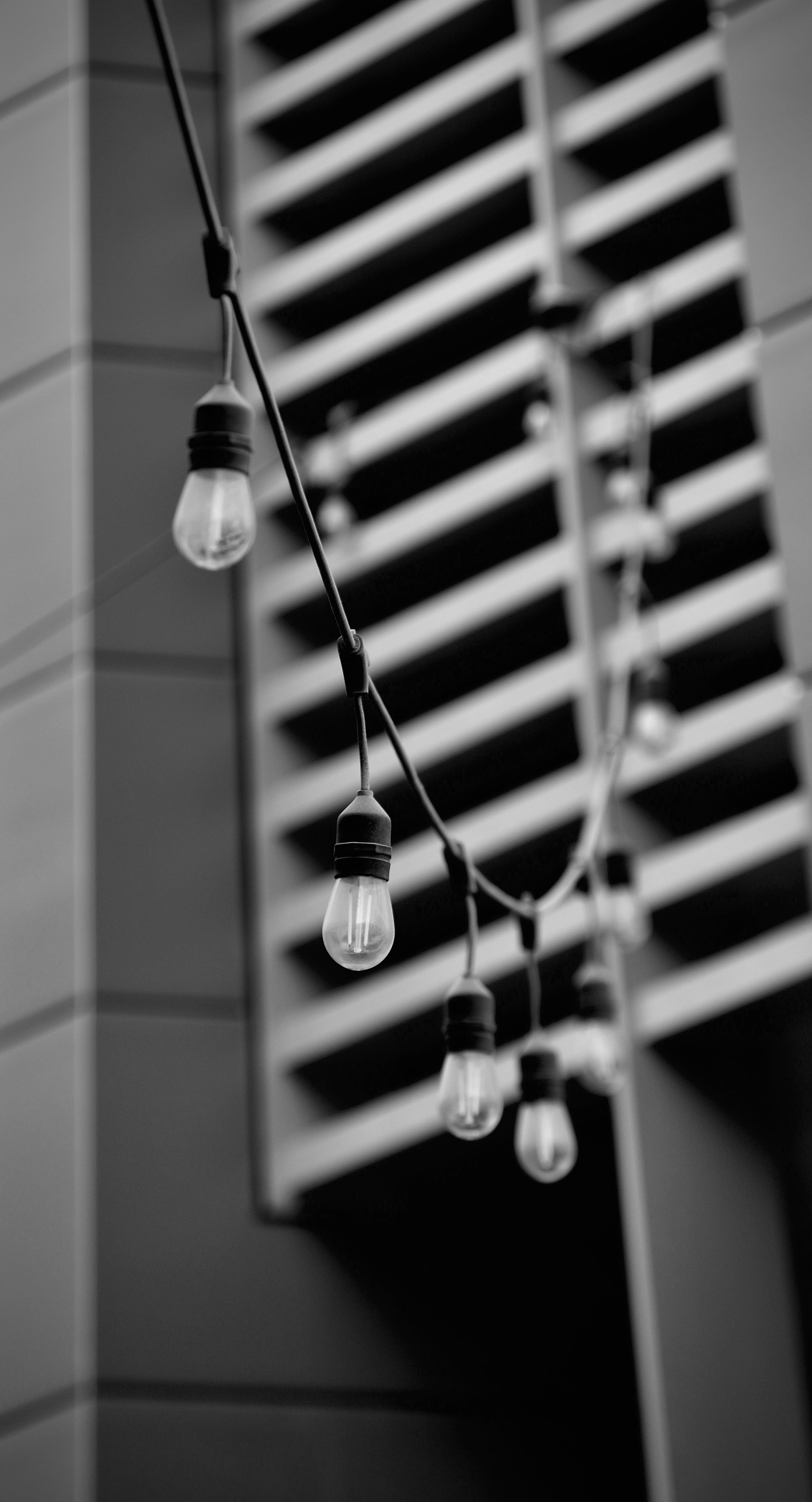 Lichterketten hängen vor einem modernen Gebäude.