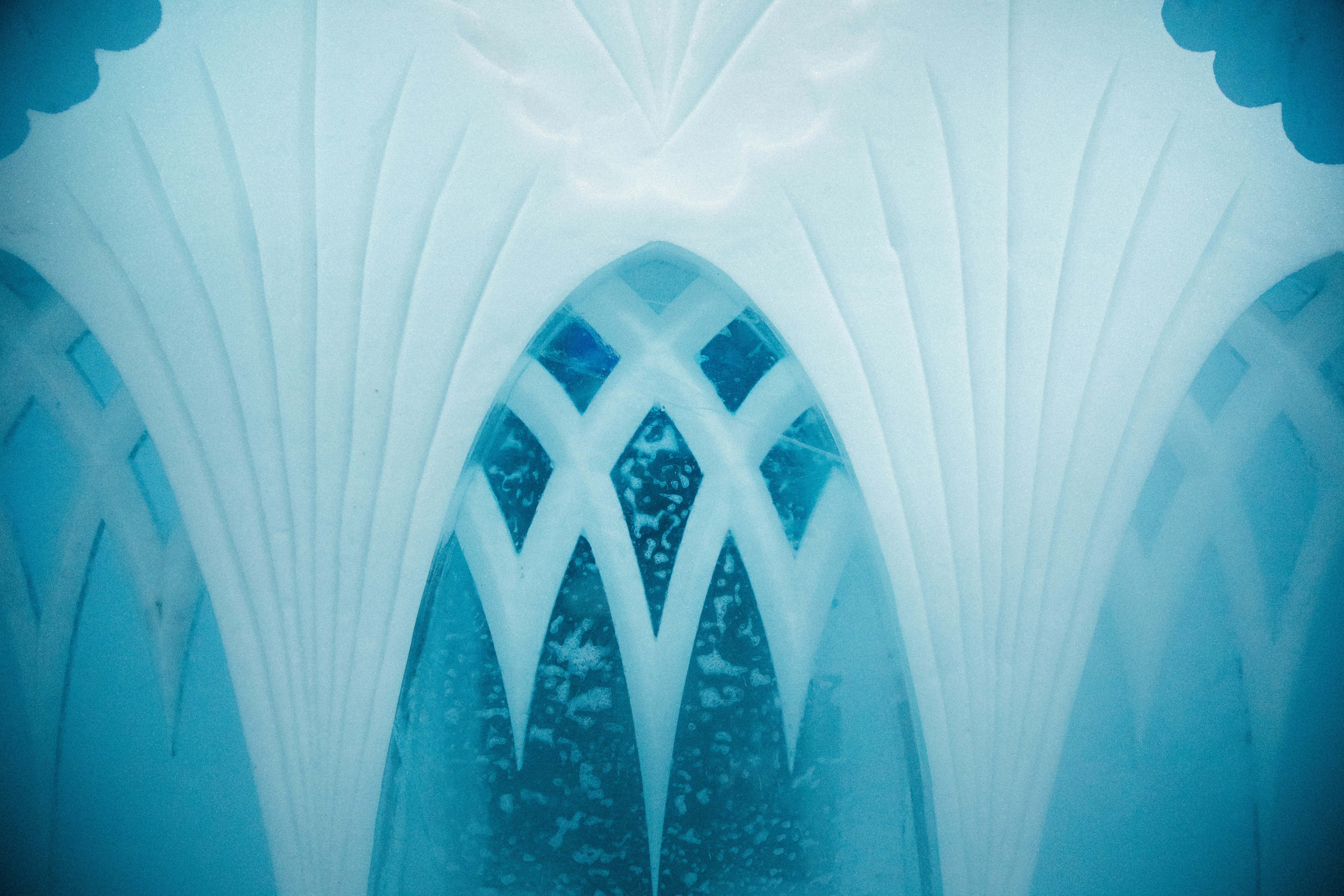 Kunstvolle Eisskulptur mit gewölbten Öffnungen