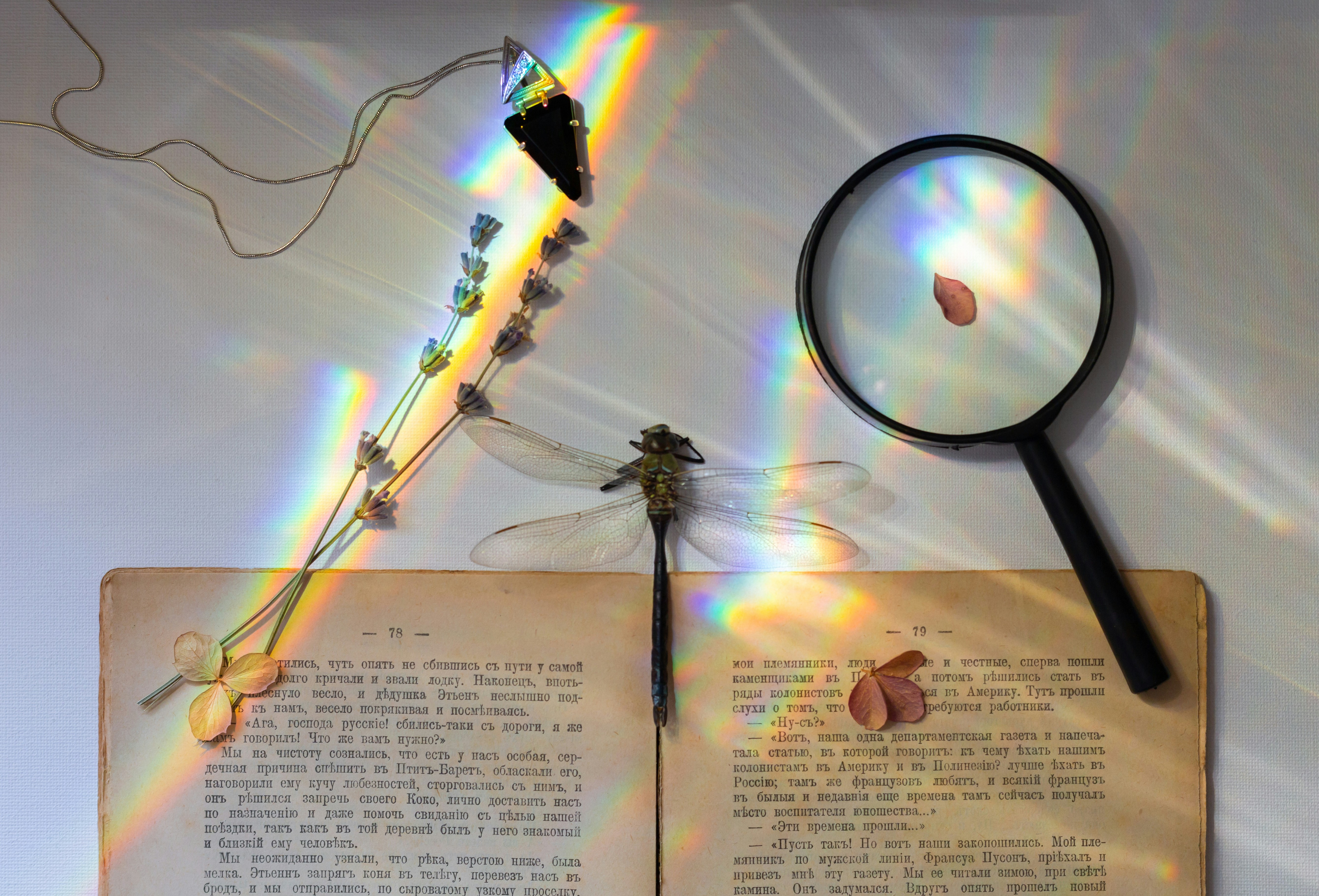 The Art of the Throwaway Detail: How Fan Writers Turn Background Noise Into the Whole Story