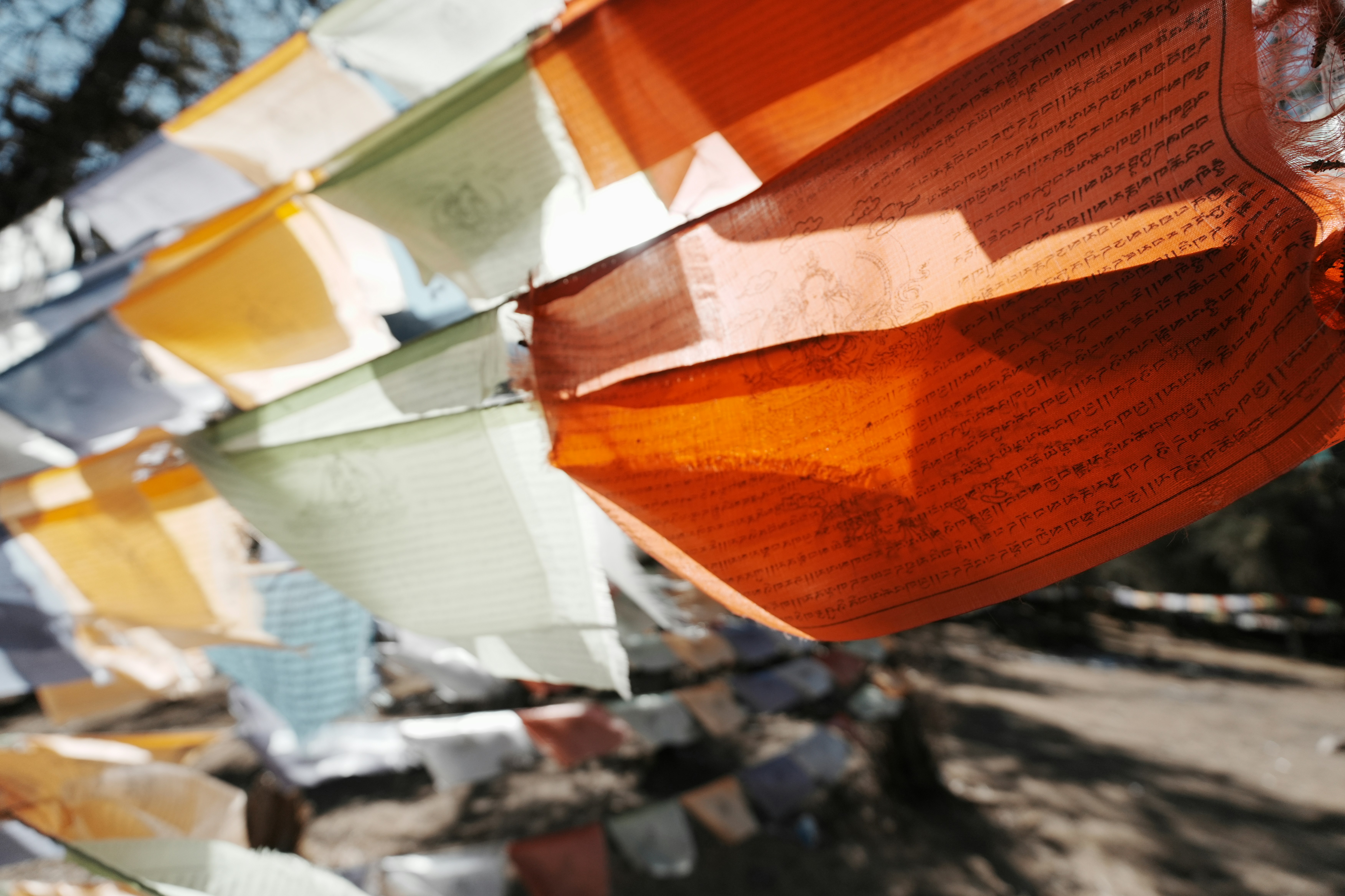 Bunte Gebetsfahnen, die im Wind flattern