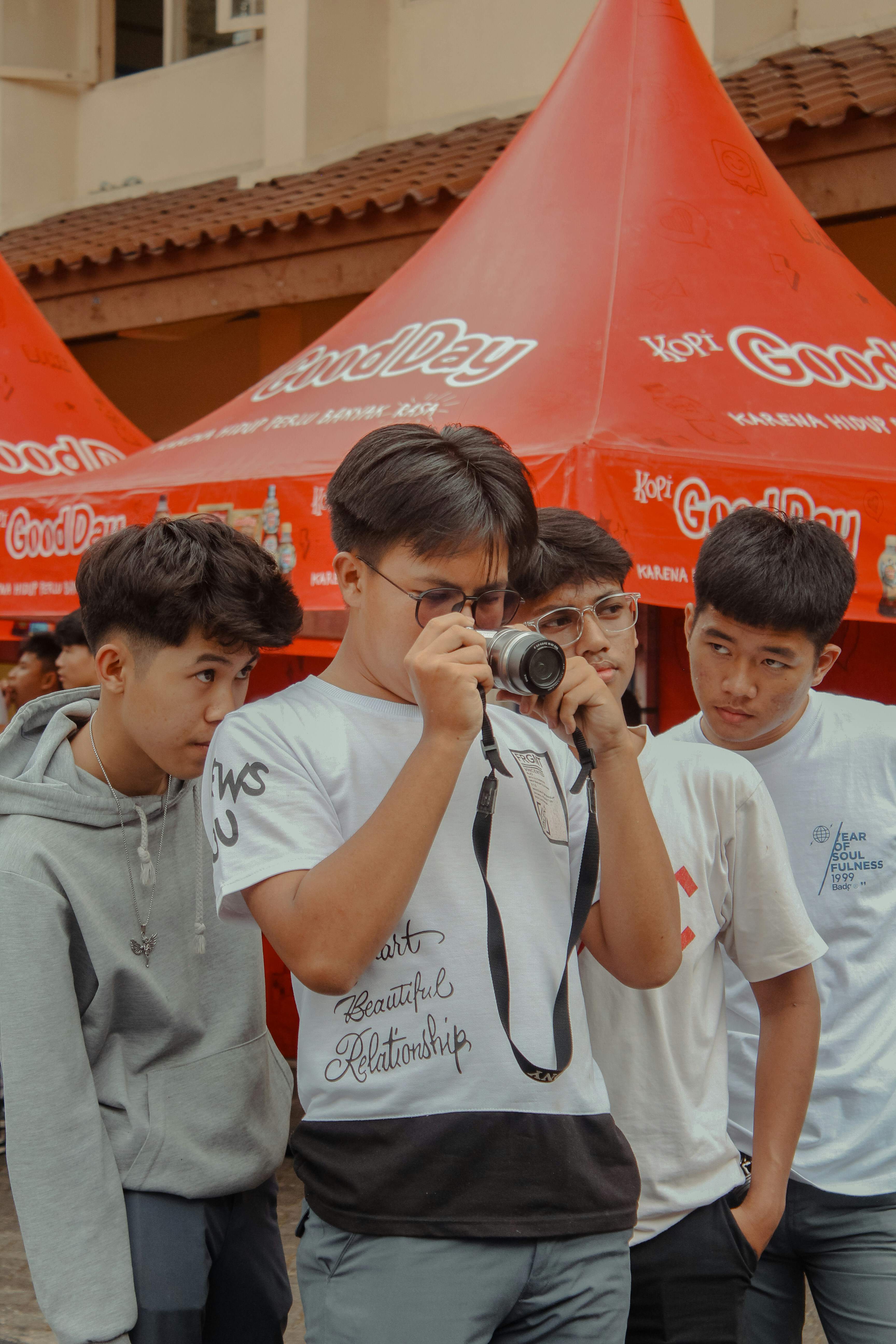 Jeune homme prenant une photo d’amis