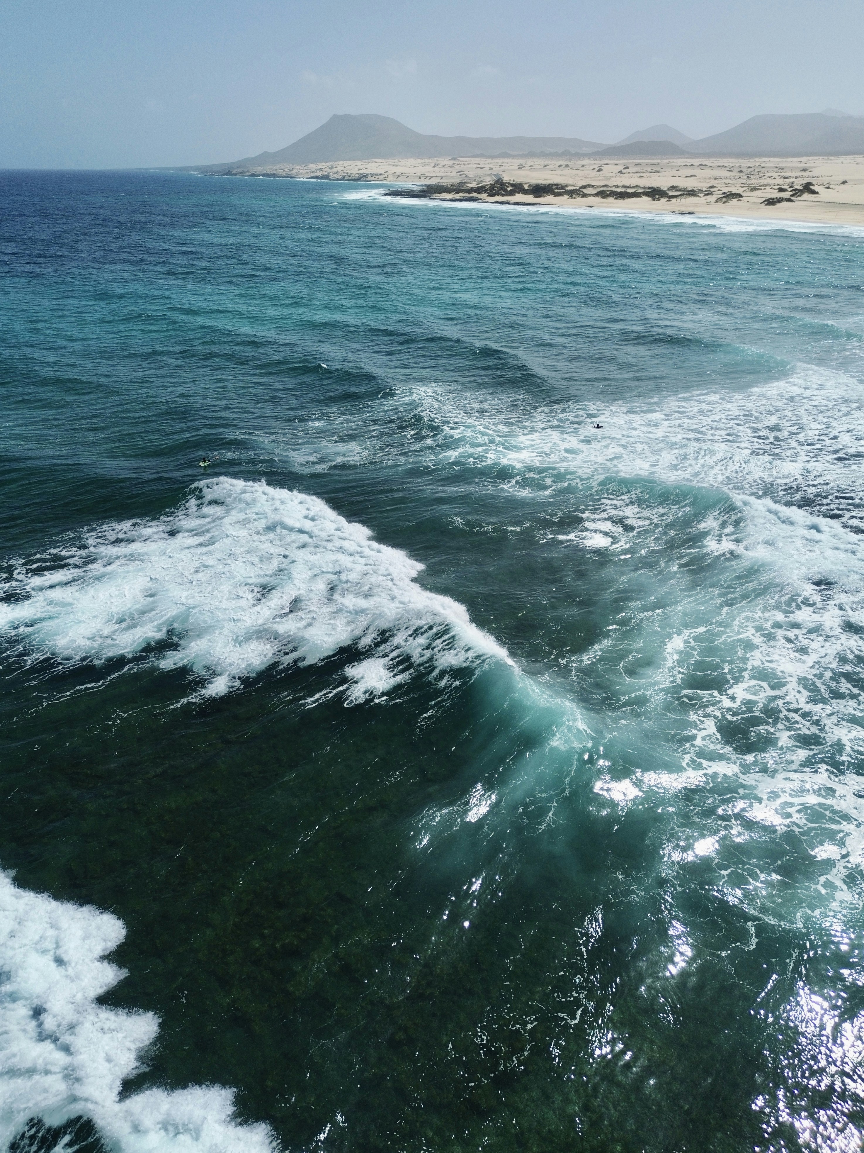 Turquoise ocean waves crash on a sandy shore. photo – Free Beach Image ...
