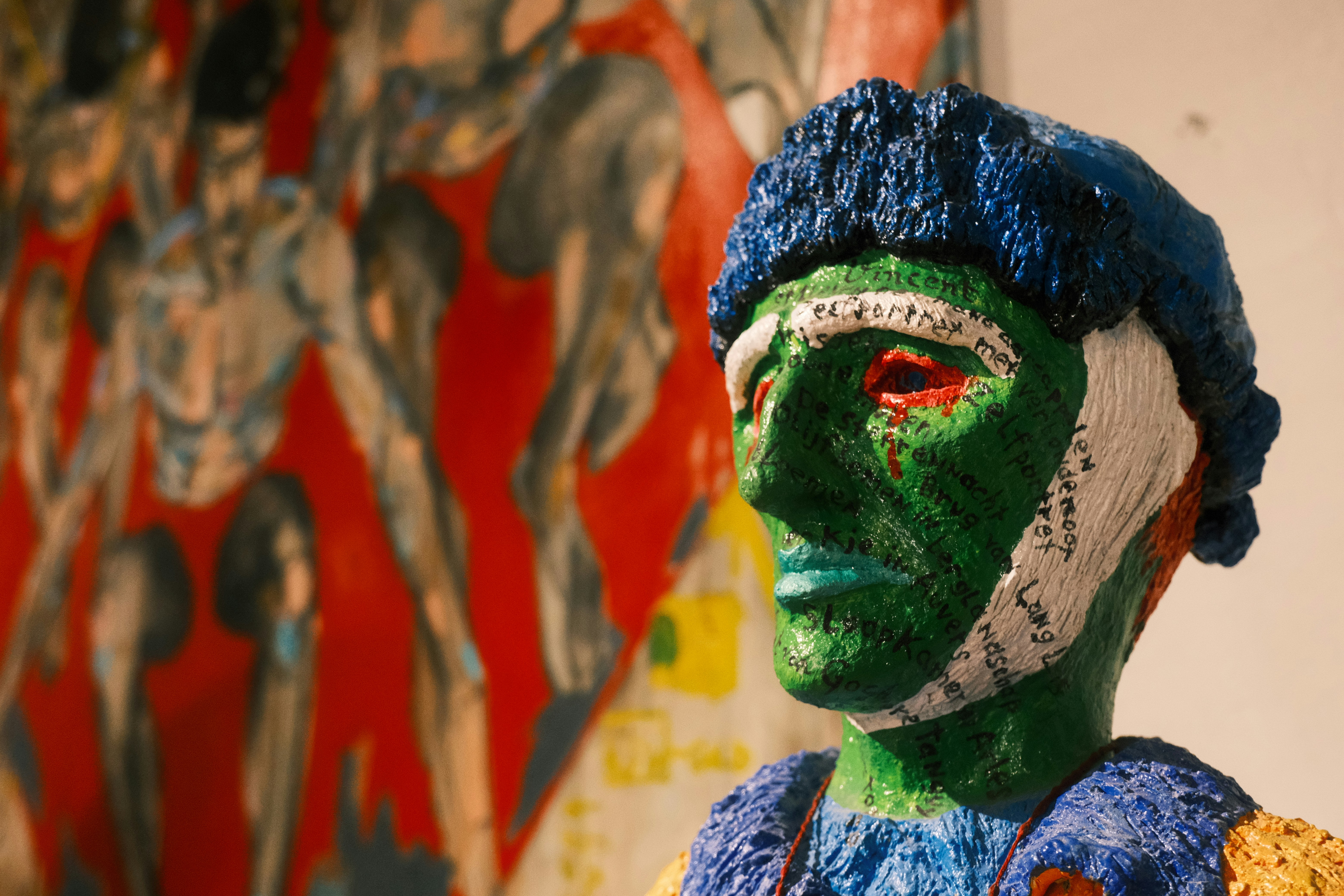 다채롭고 질감 있는 사람 머리 조각상.