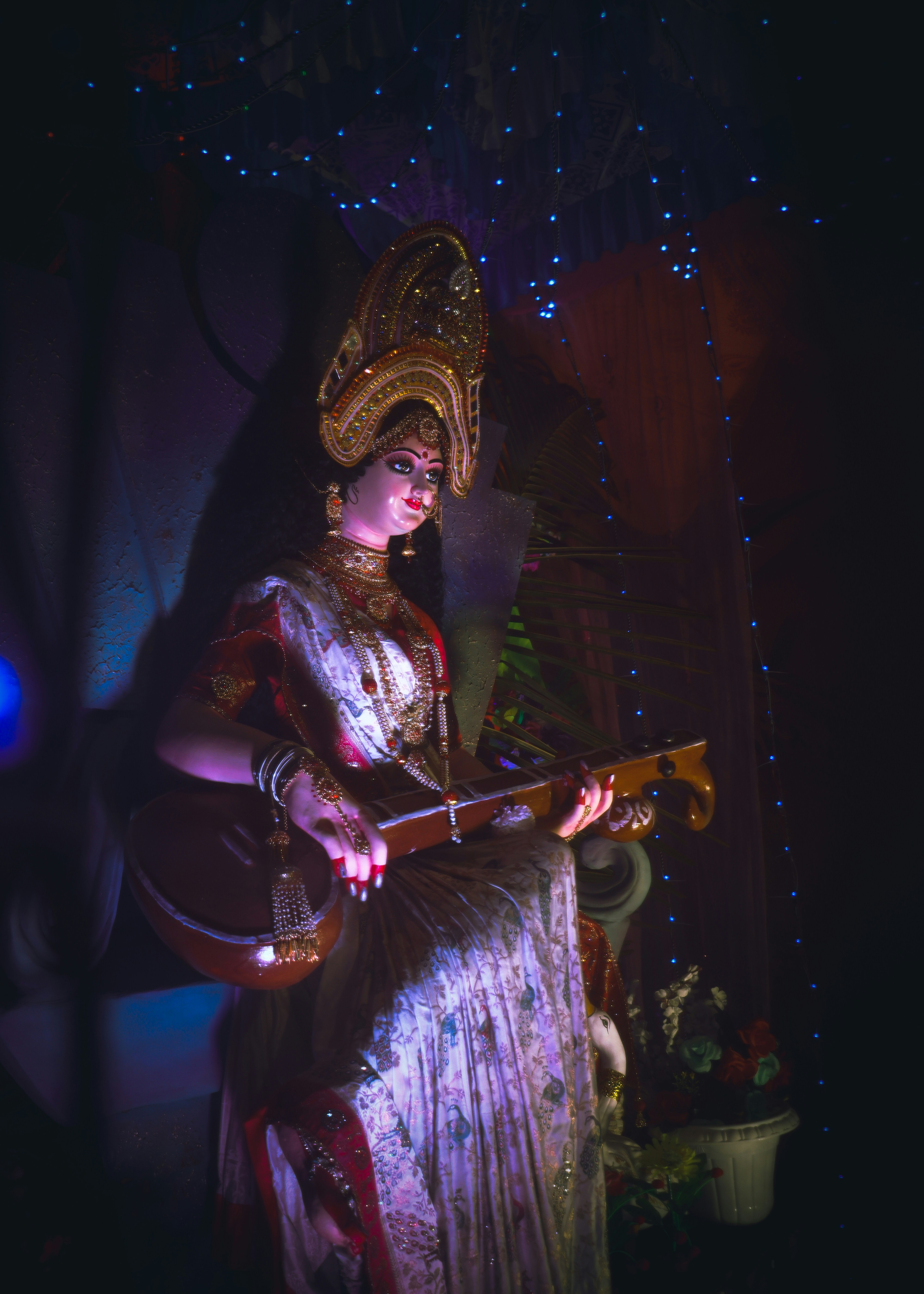 Eine Statue einer Frau, die Veena spielt