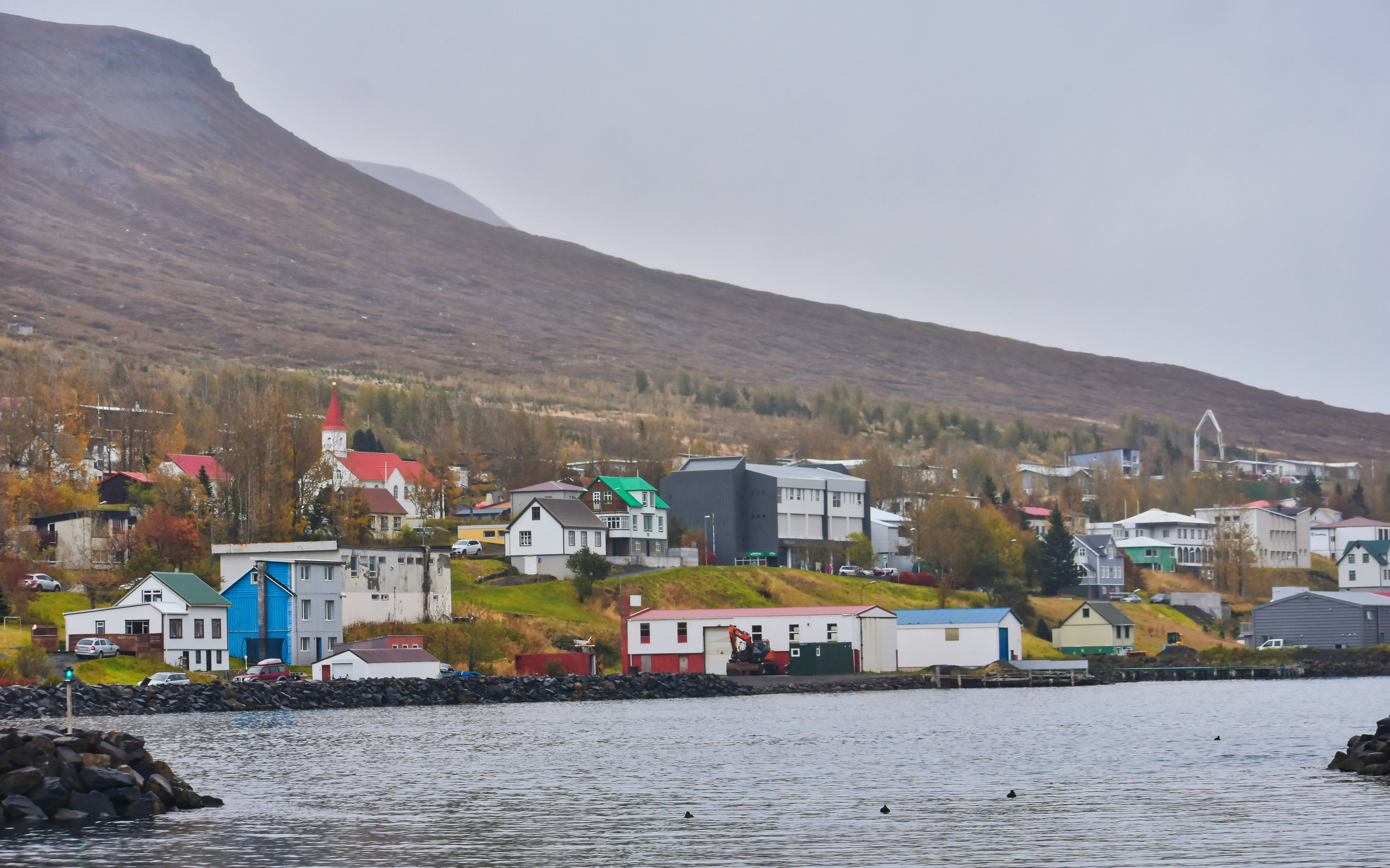 Kleine Küstenstadt am Fuße eines Berges.